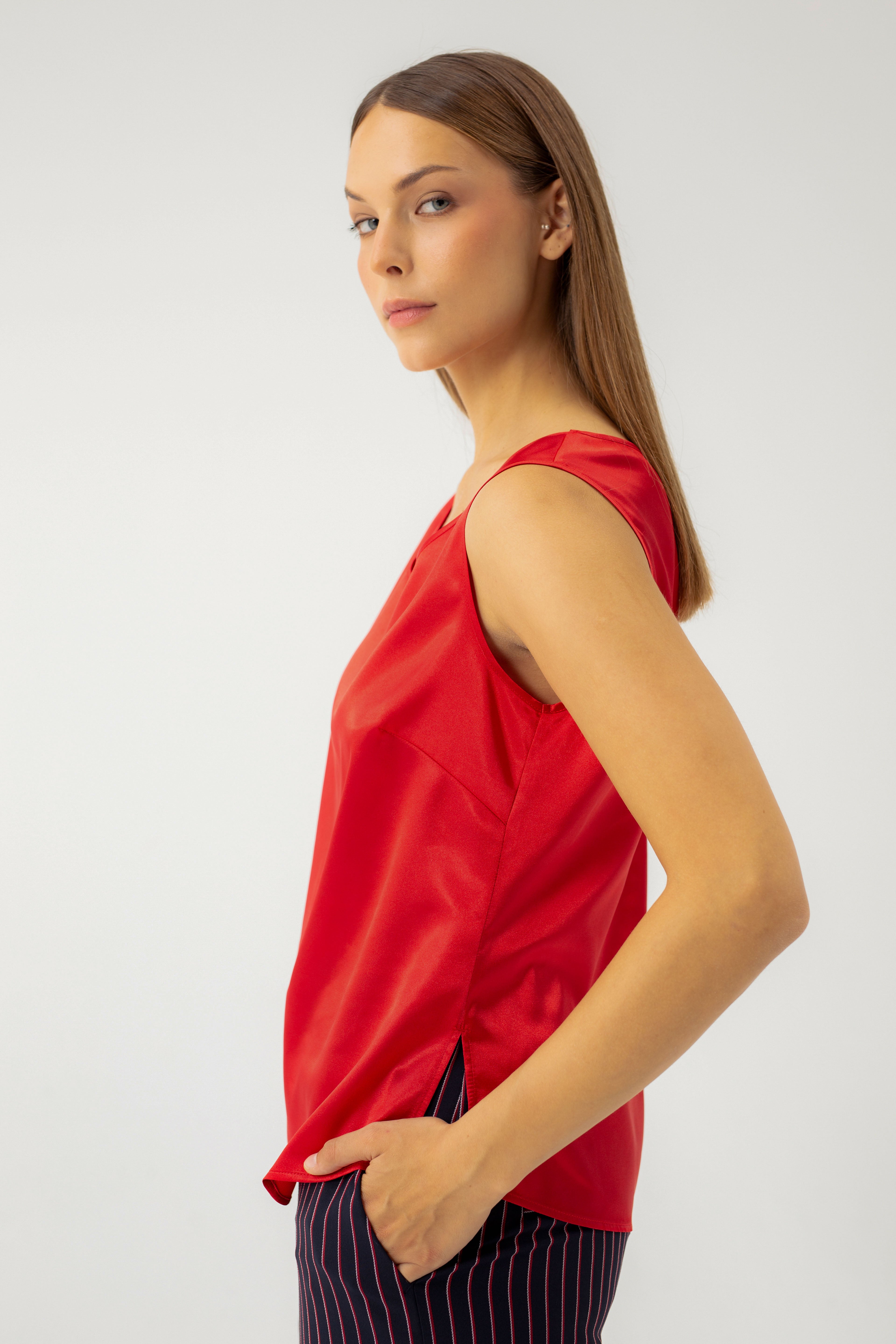 SLEEVELESS TOP IN RED