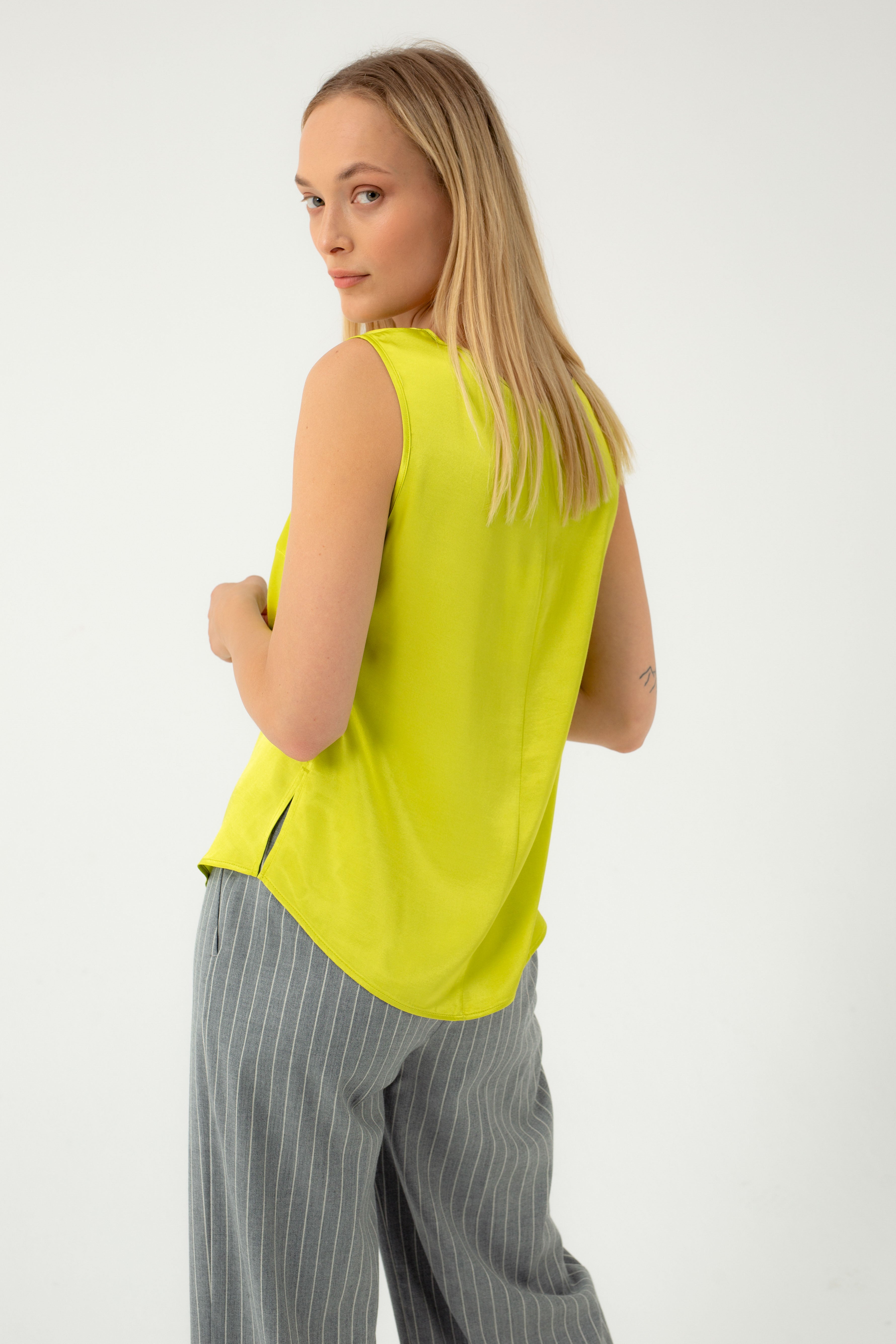 SLEEVELESS TOP IN LIME