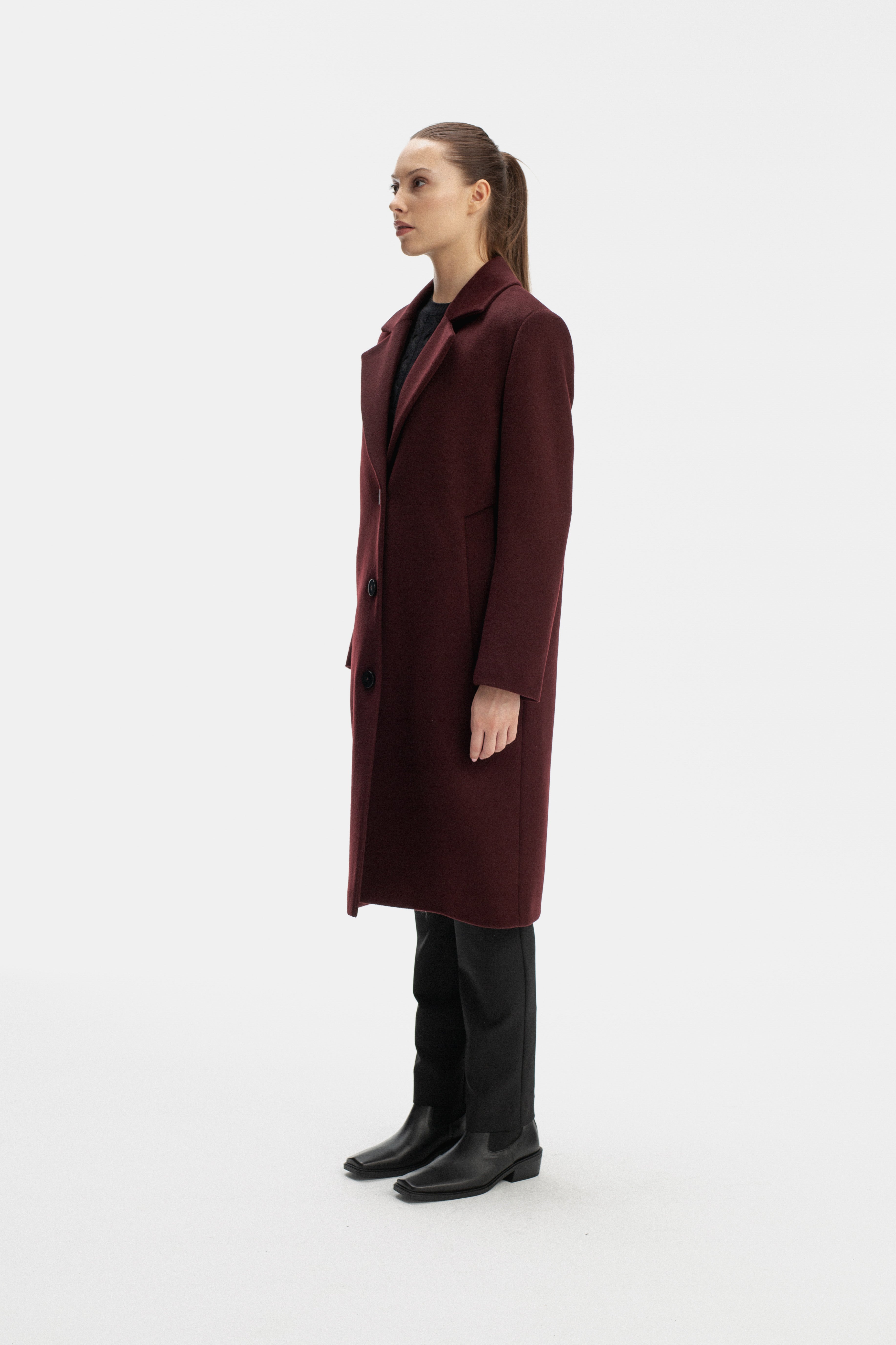 TAILORED BURGUNDY COAT WITH BROAD SHOULDERS