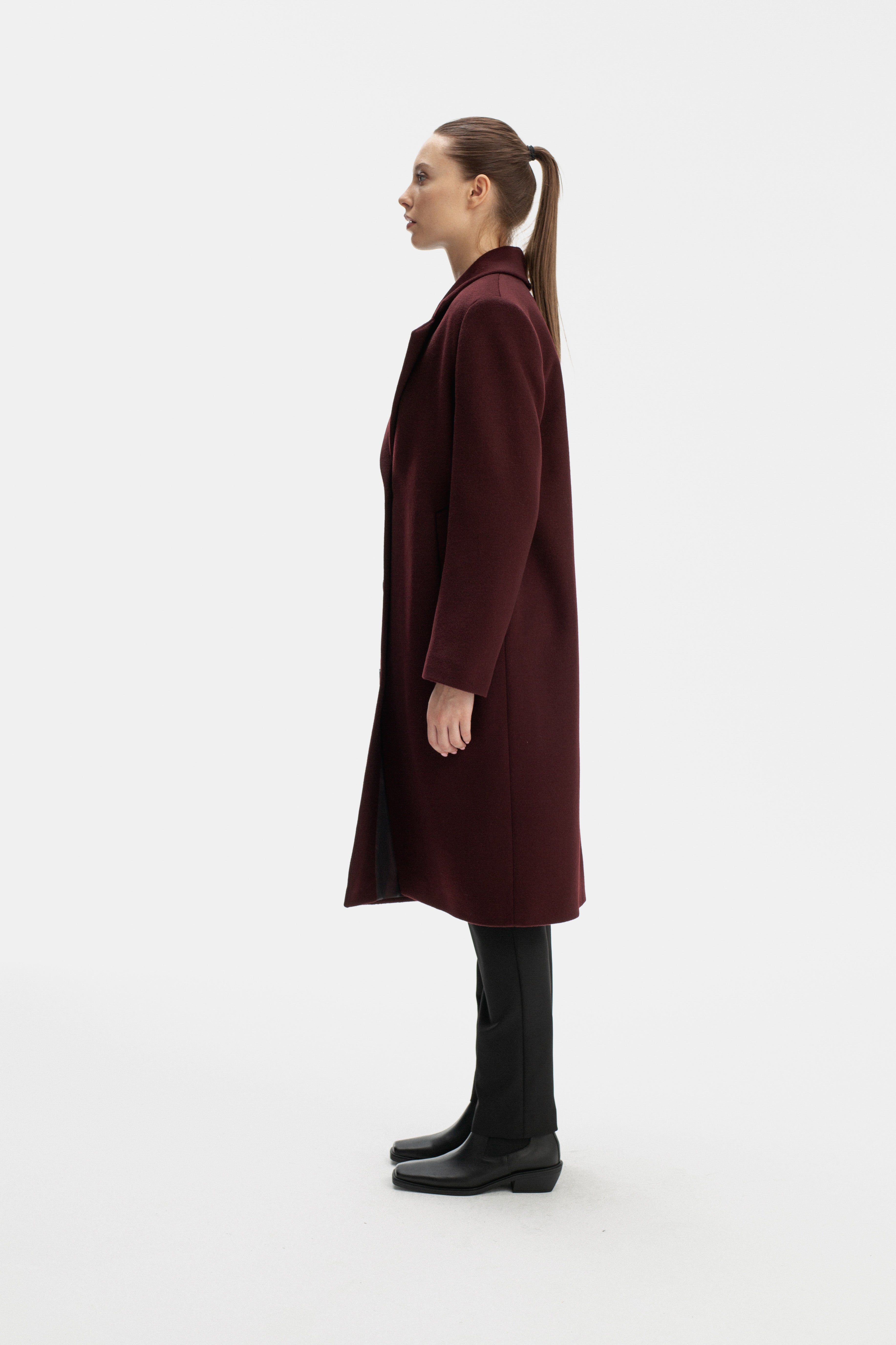 TAILORED BURGUNDY COAT WITH BROAD SHOULDERS