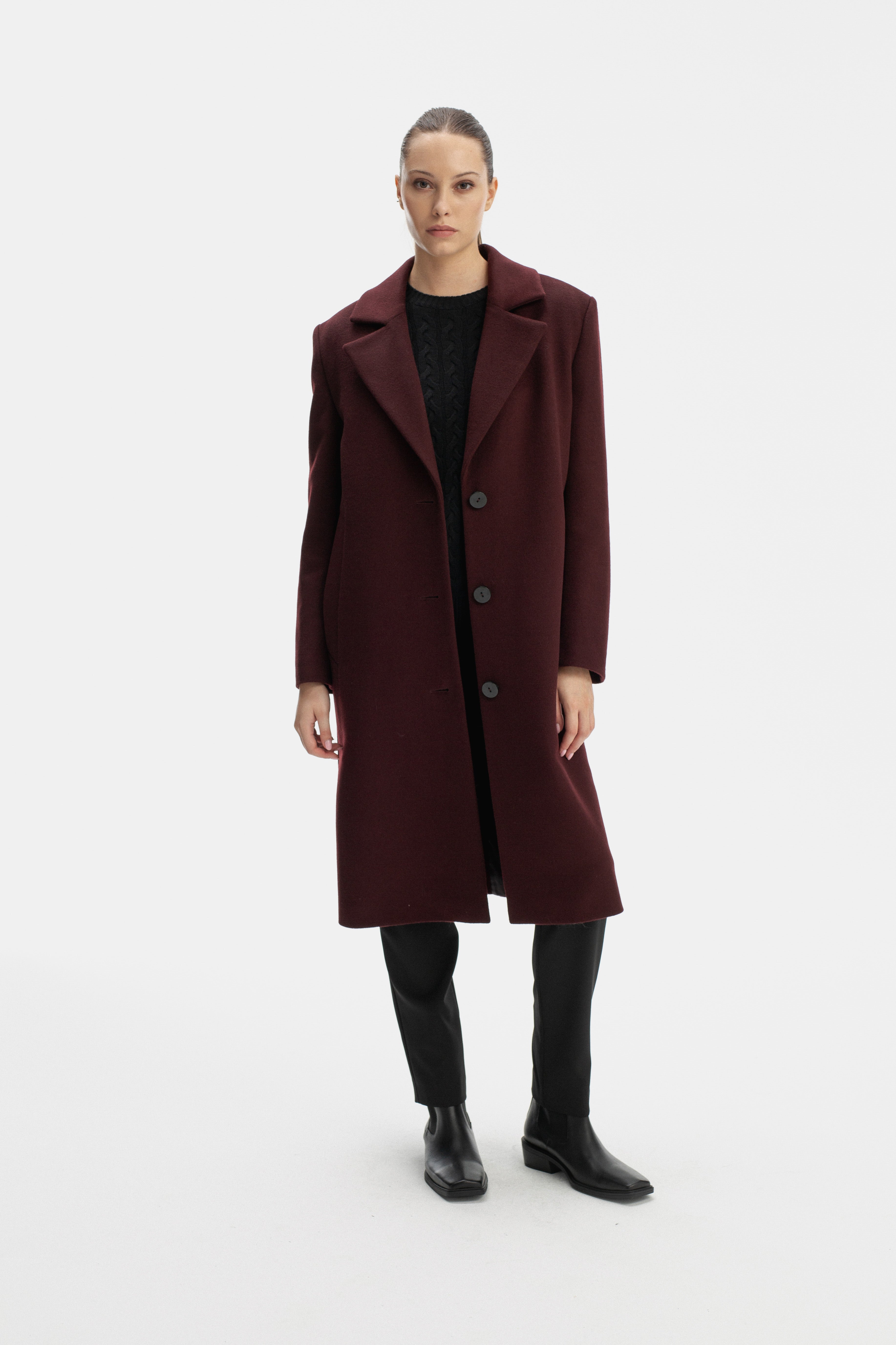 TAILORED BURGUNDY COAT WITH BROAD SHOULDERS