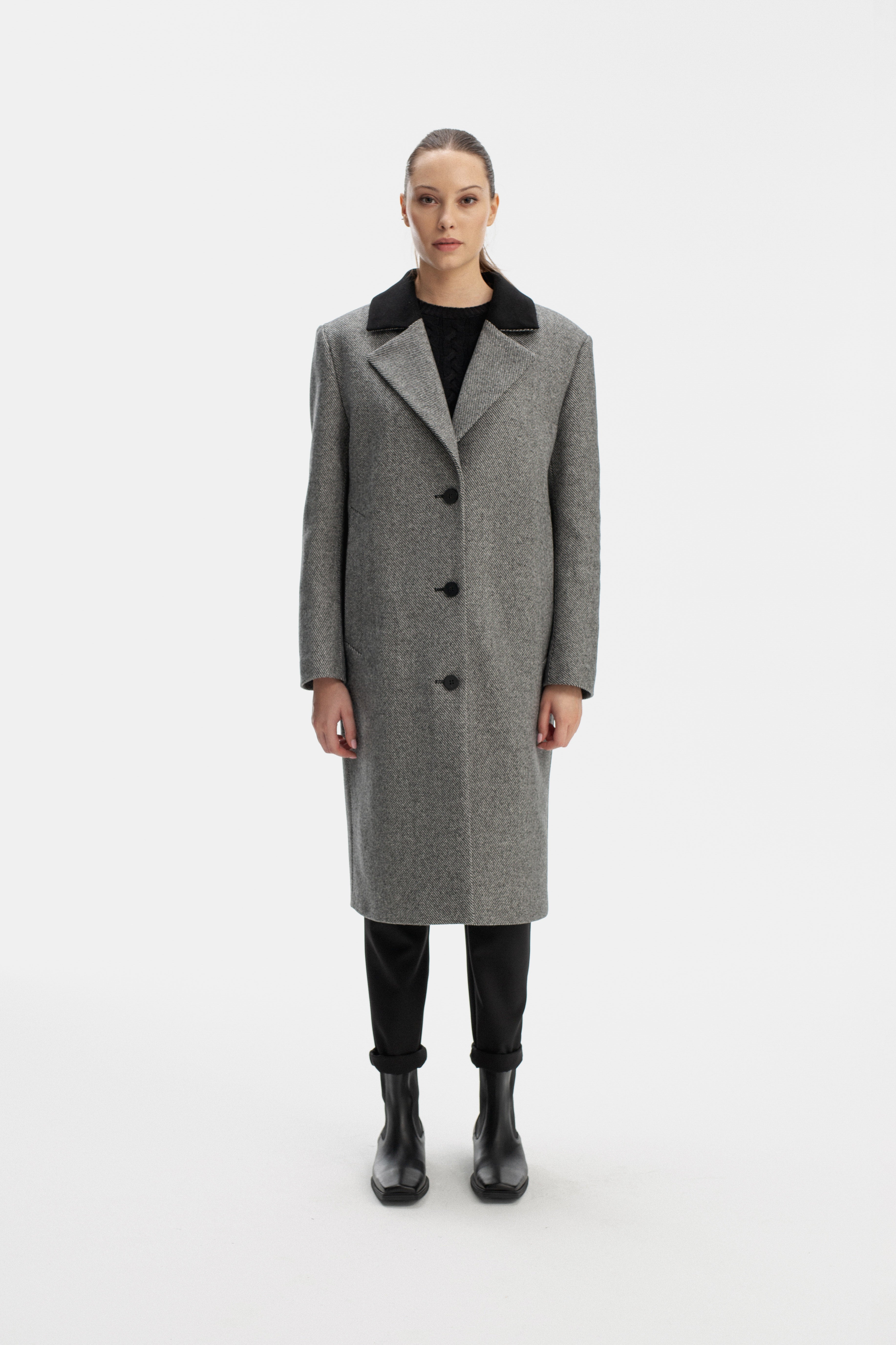 TAILORED GREY COAT WITH BROAD SHOULDERS