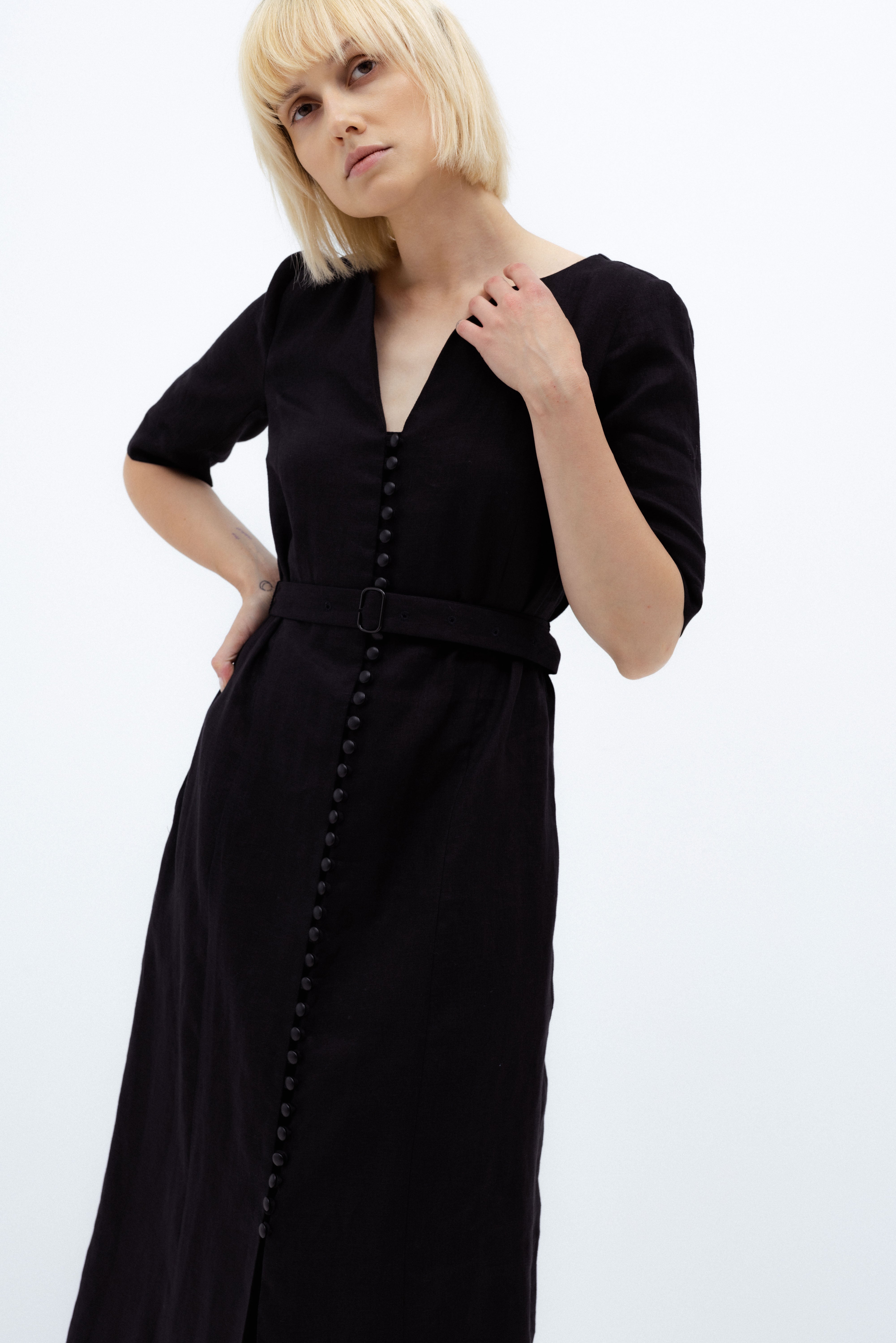 JUODA LININĖ MIDI SUKNELĖ SU DIRŽU