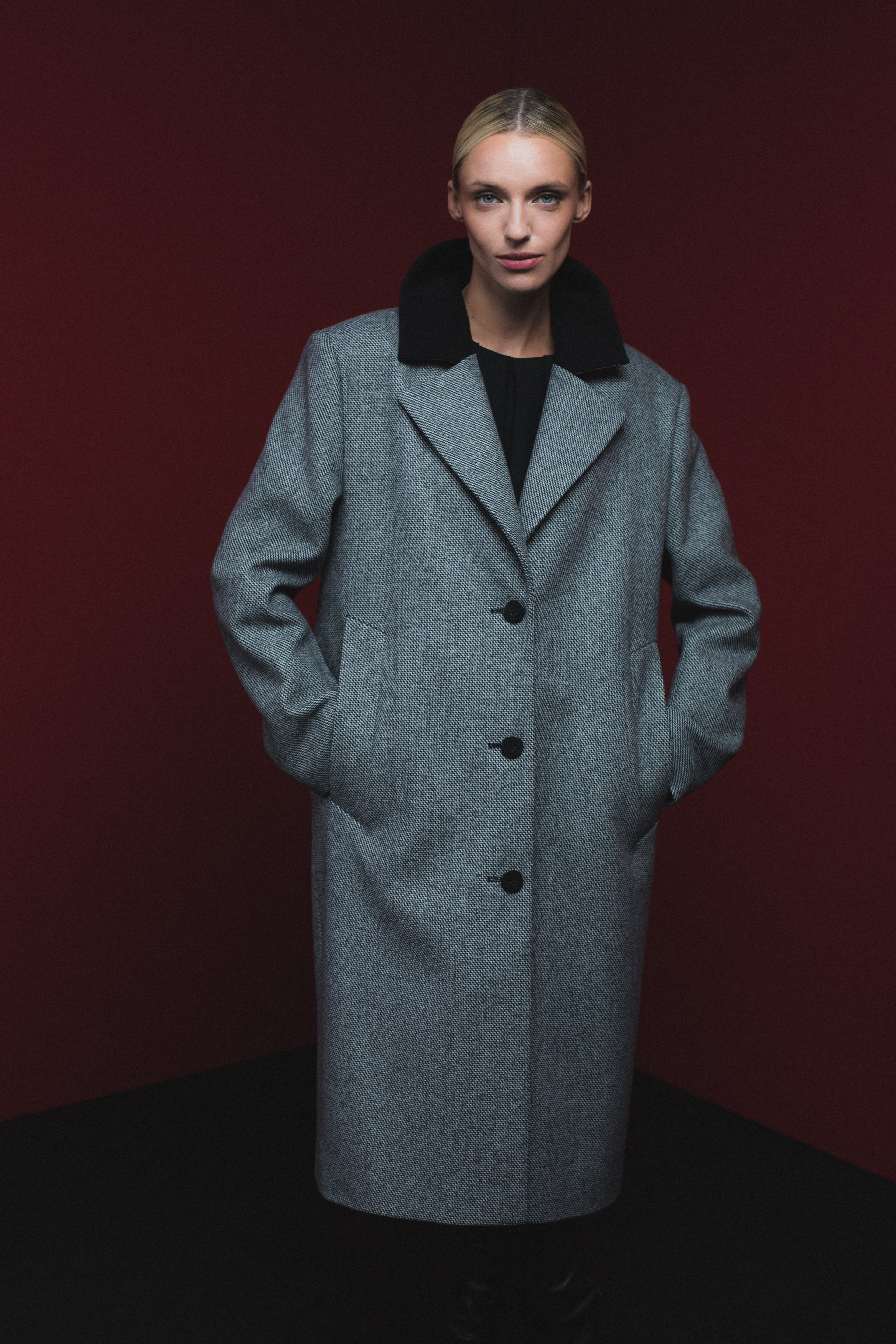 TAILORED GREY COAT WITH BROAD SHOULDERS