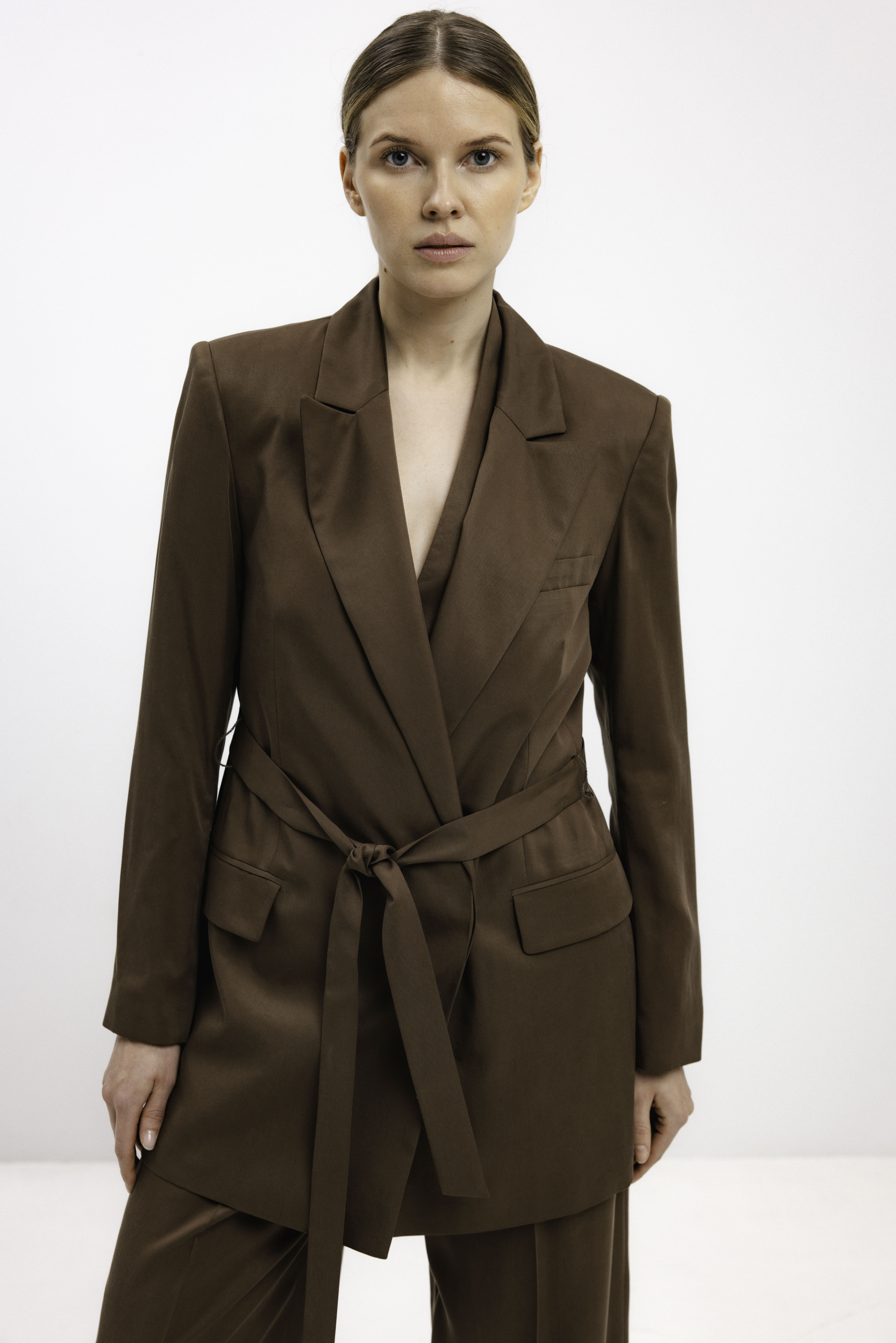 BELTED BLAZER IN NUT BROWN