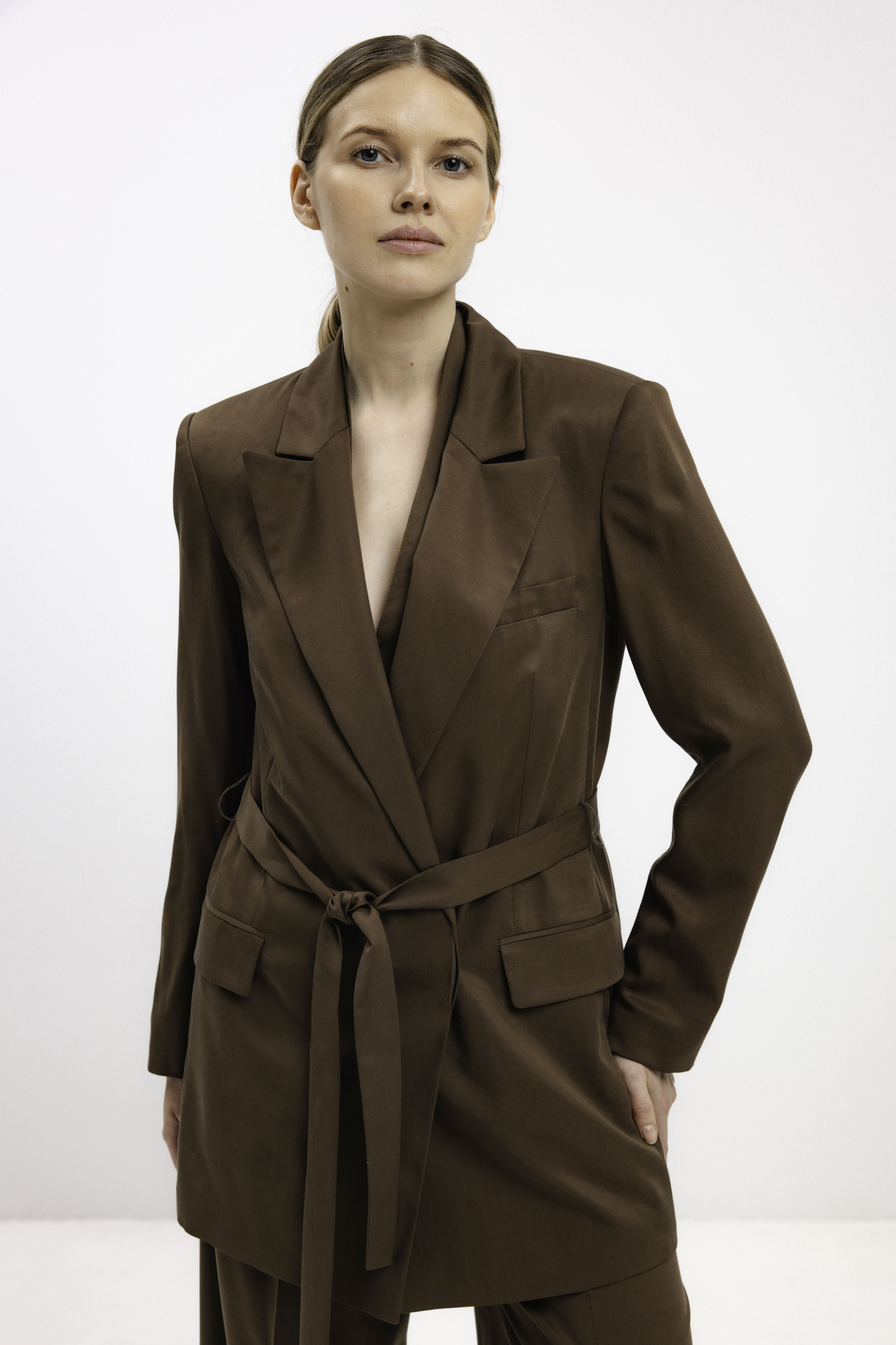 BELTED BLAZER IN NUT BROWN