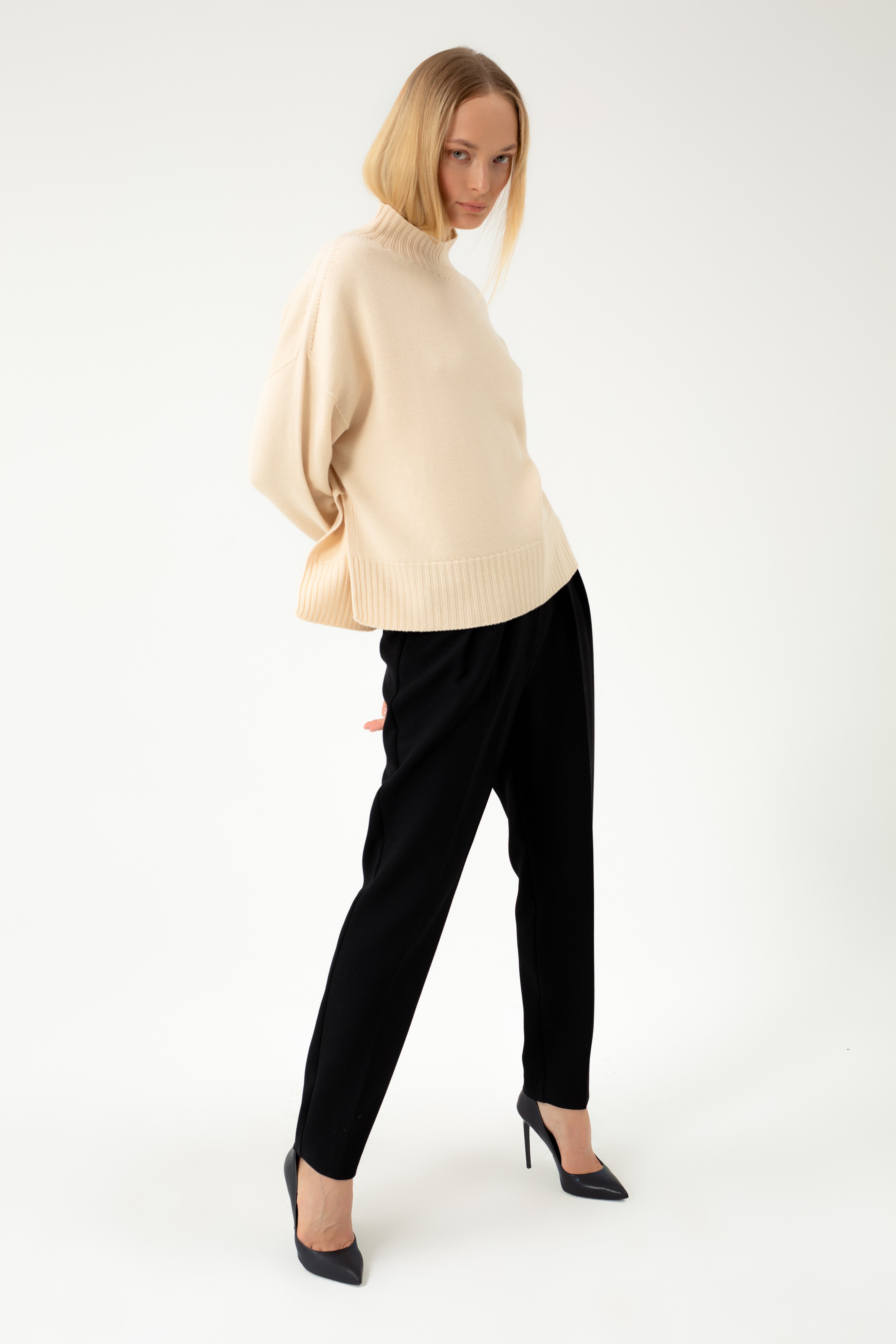 BEIGE TURTLENECK SWEATER