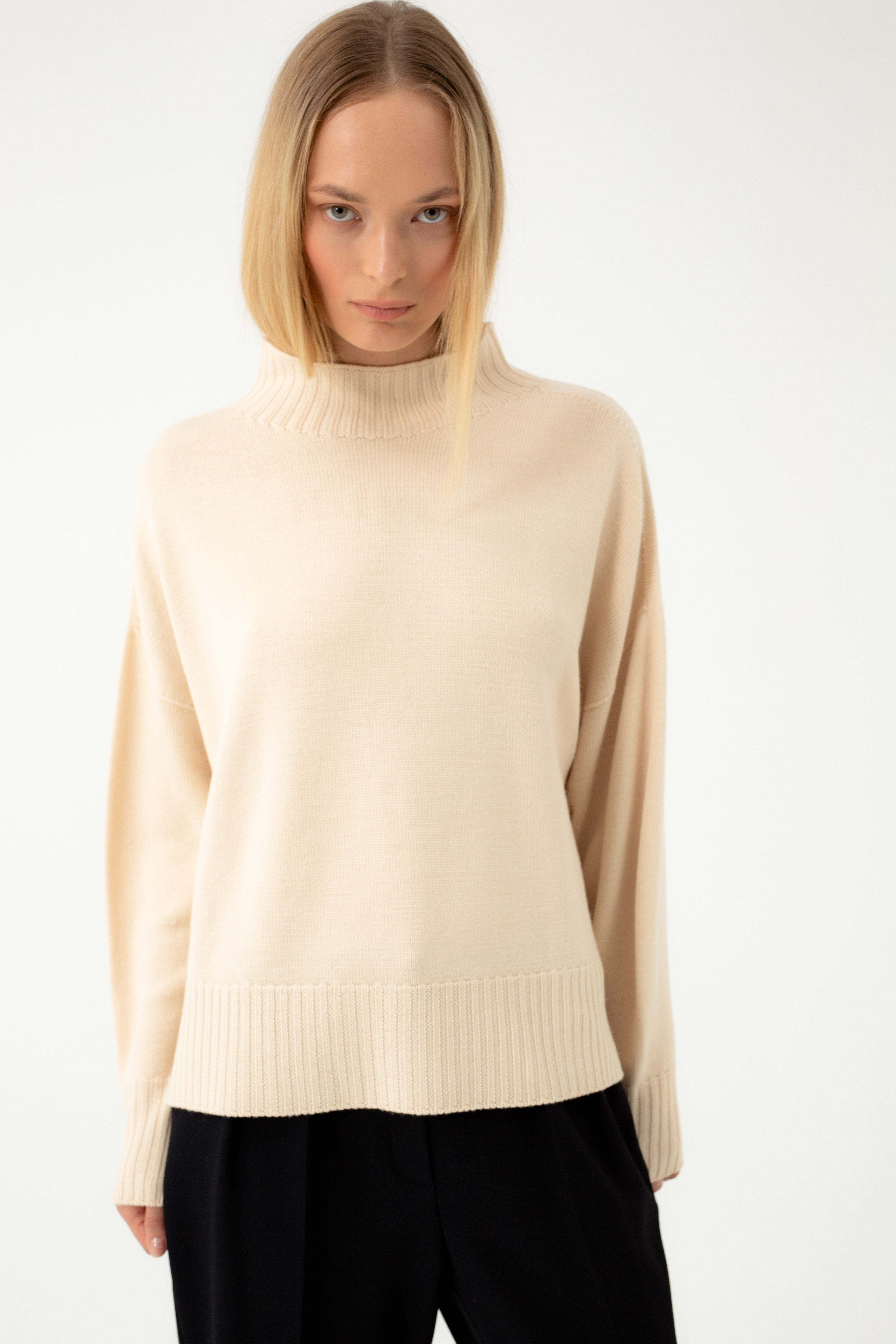 BEIGE TURTLENECK SWEATER