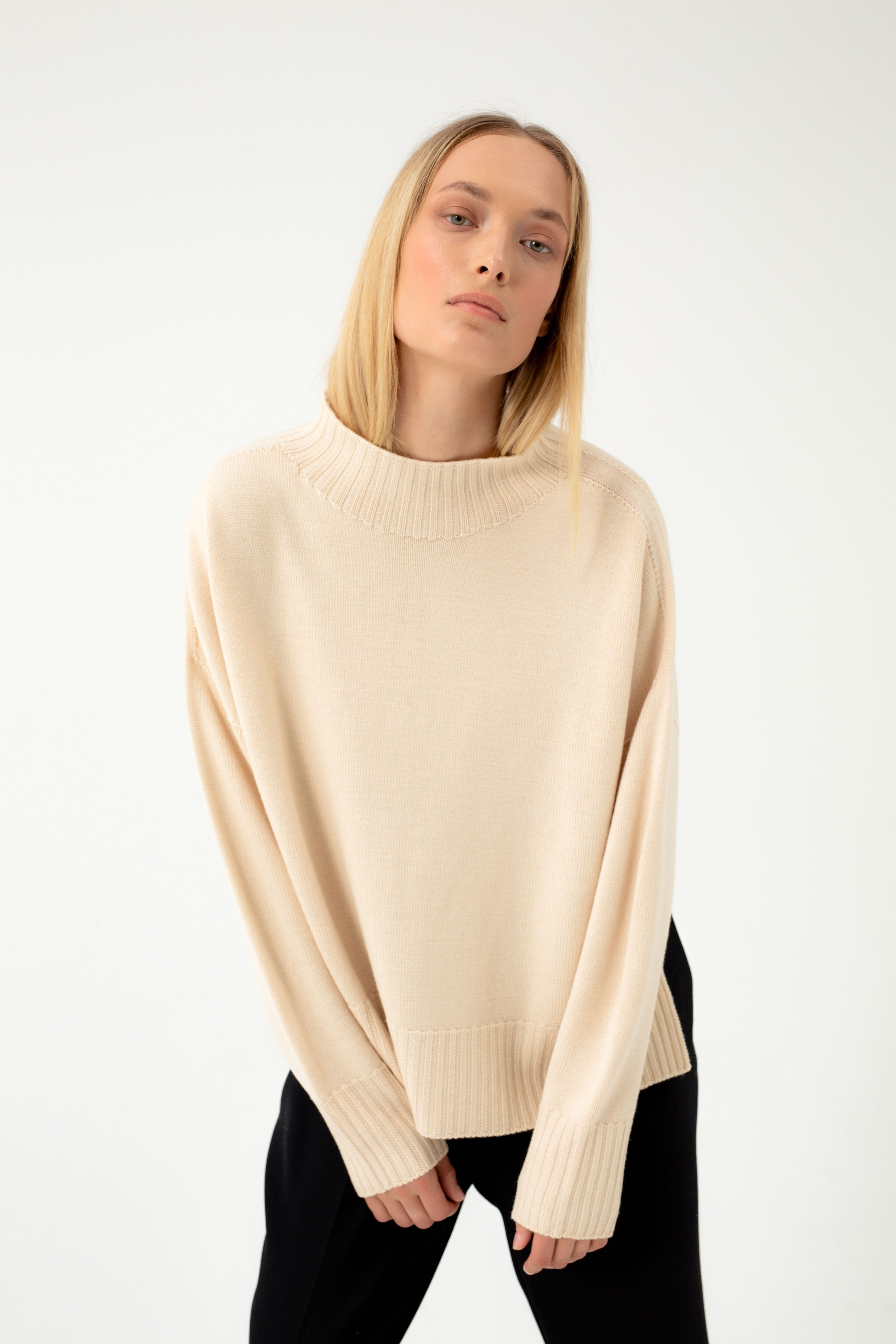 BEIGE TURTLENECK SWEATER