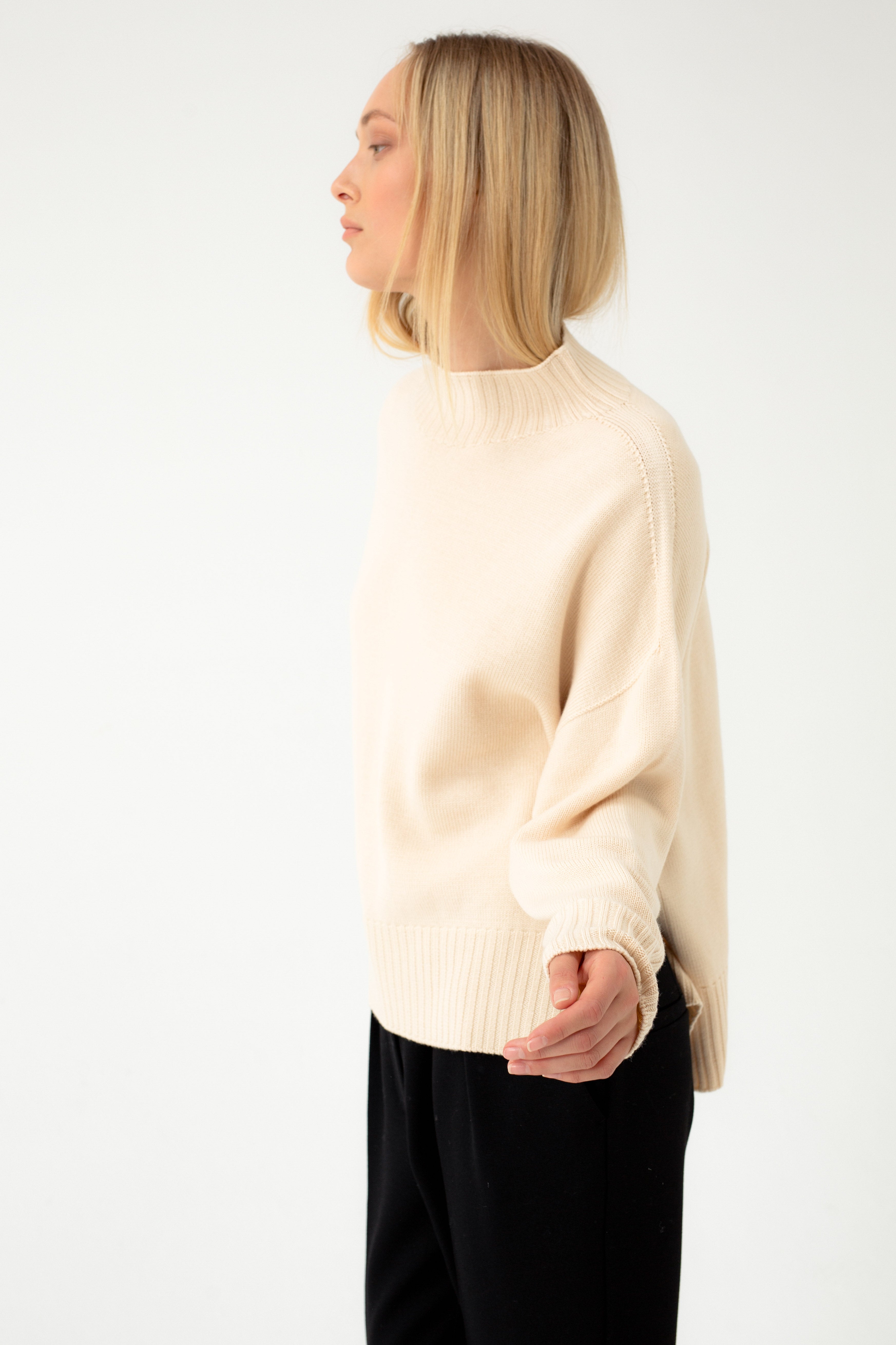 BEIGE TURTLENECK SWEATER