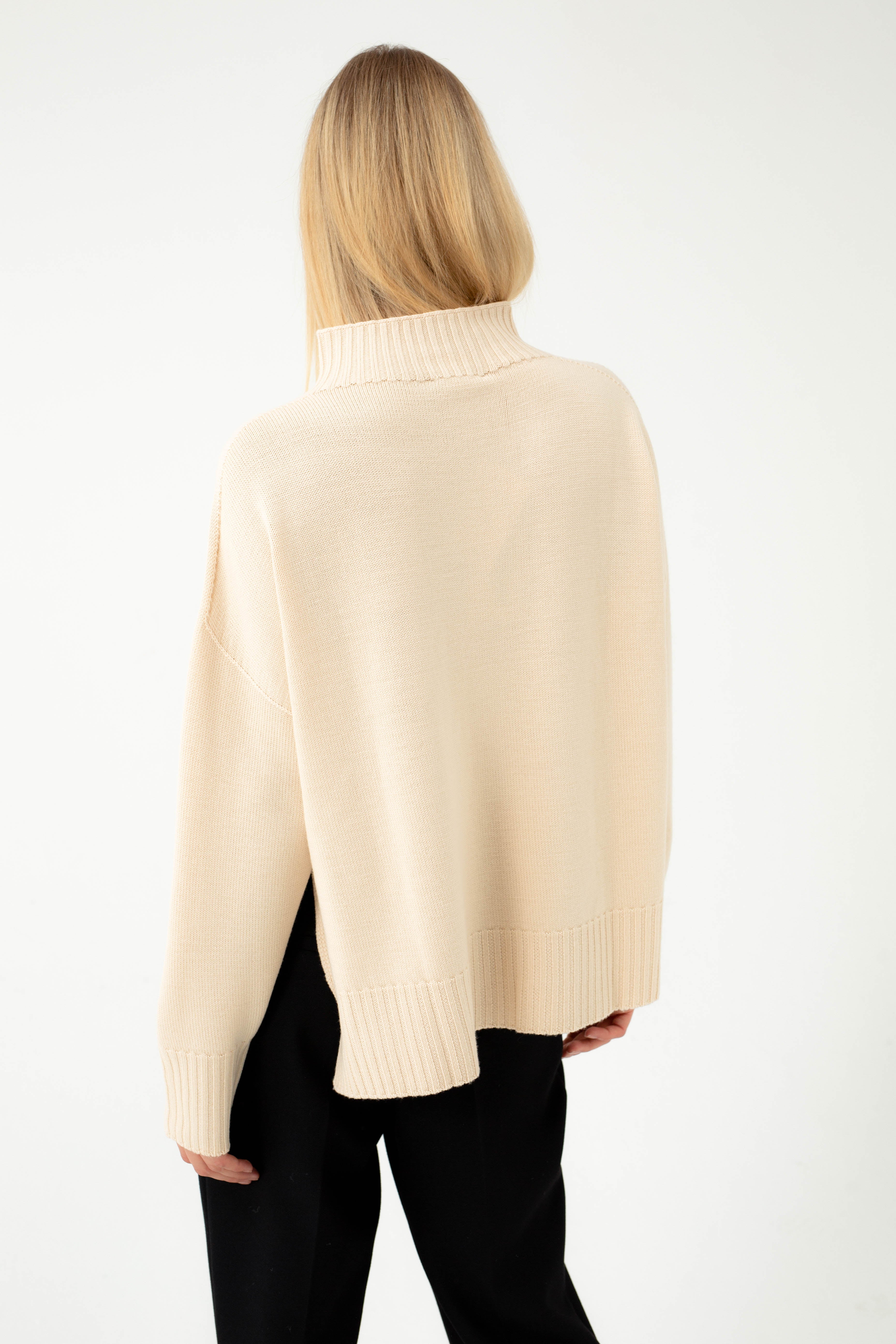 BEIGE TURTLENECK SWEATER