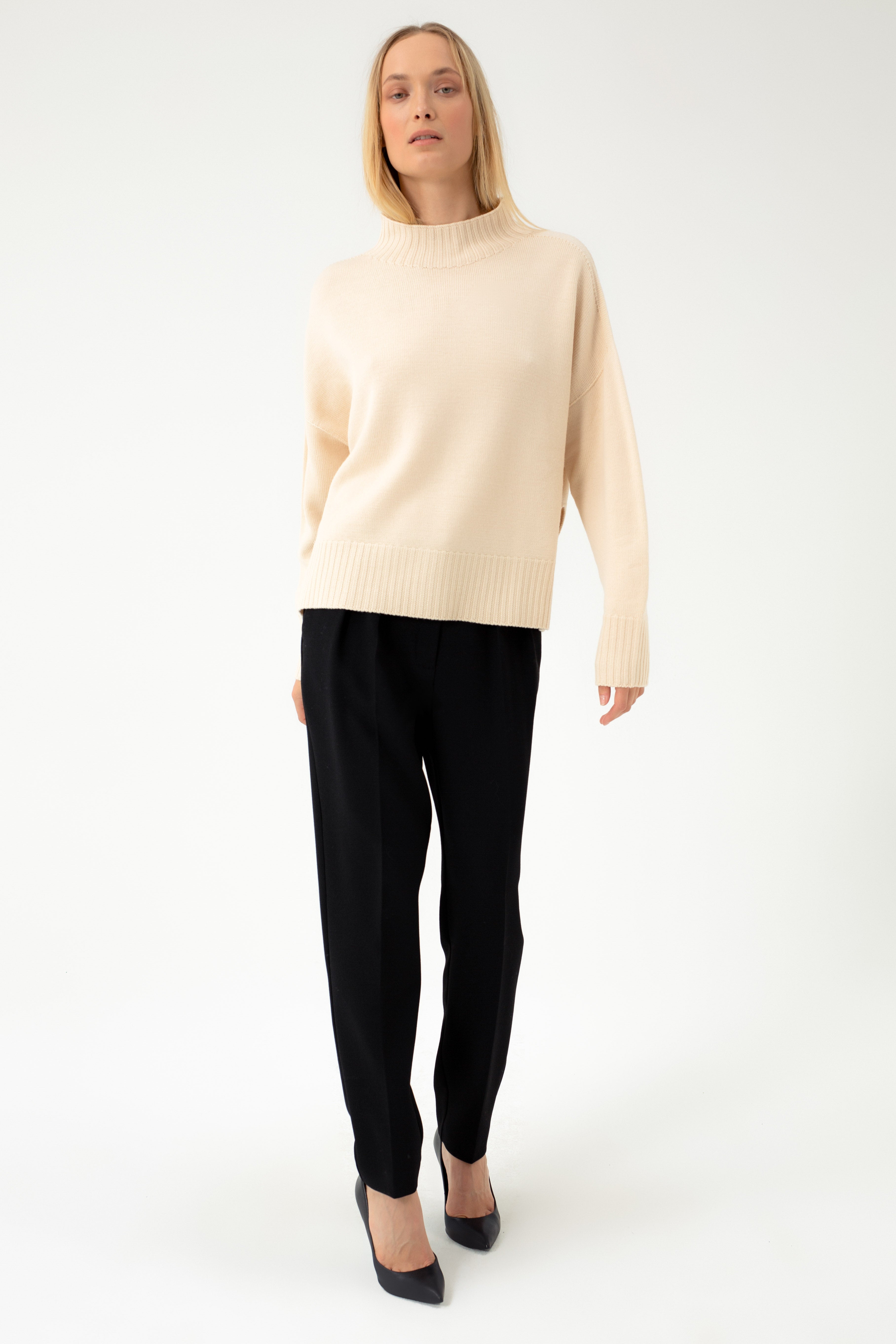 BEIGE TURTLENECK SWEATER