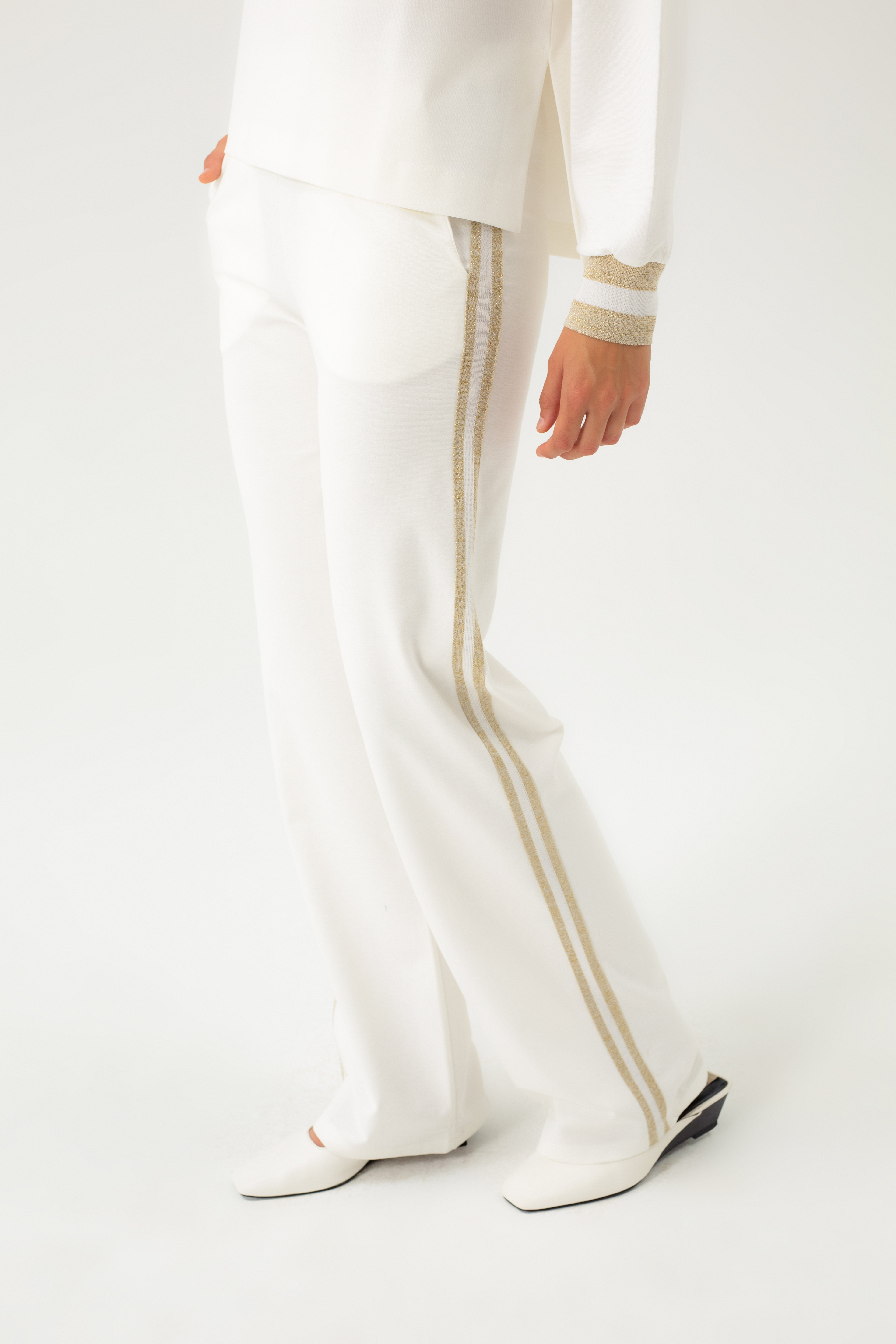 JERSEY WHITE PANTS WITH GOLDEN DETAILS