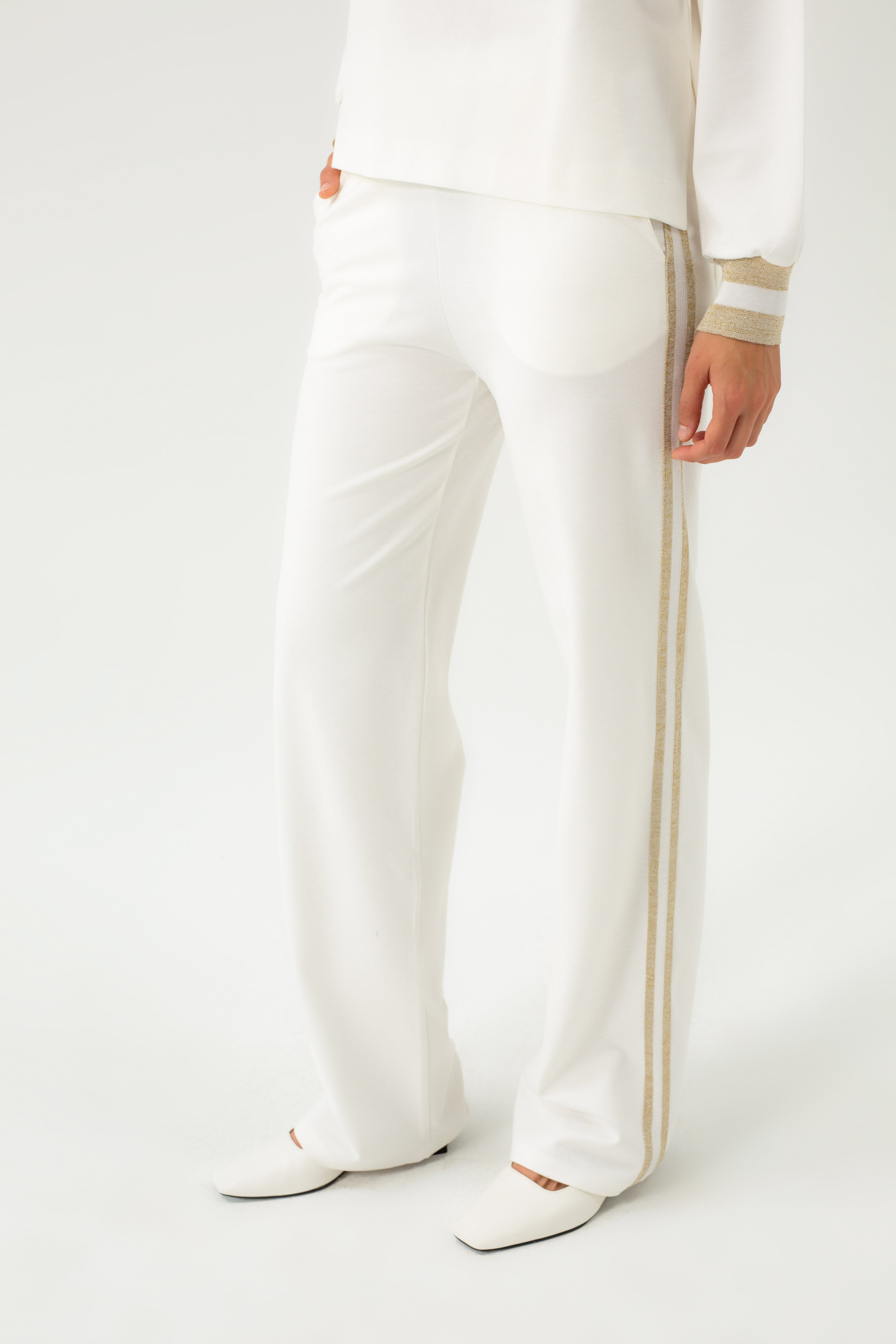 JERSEY WHITE PANTS WITH GOLDEN DETAILS