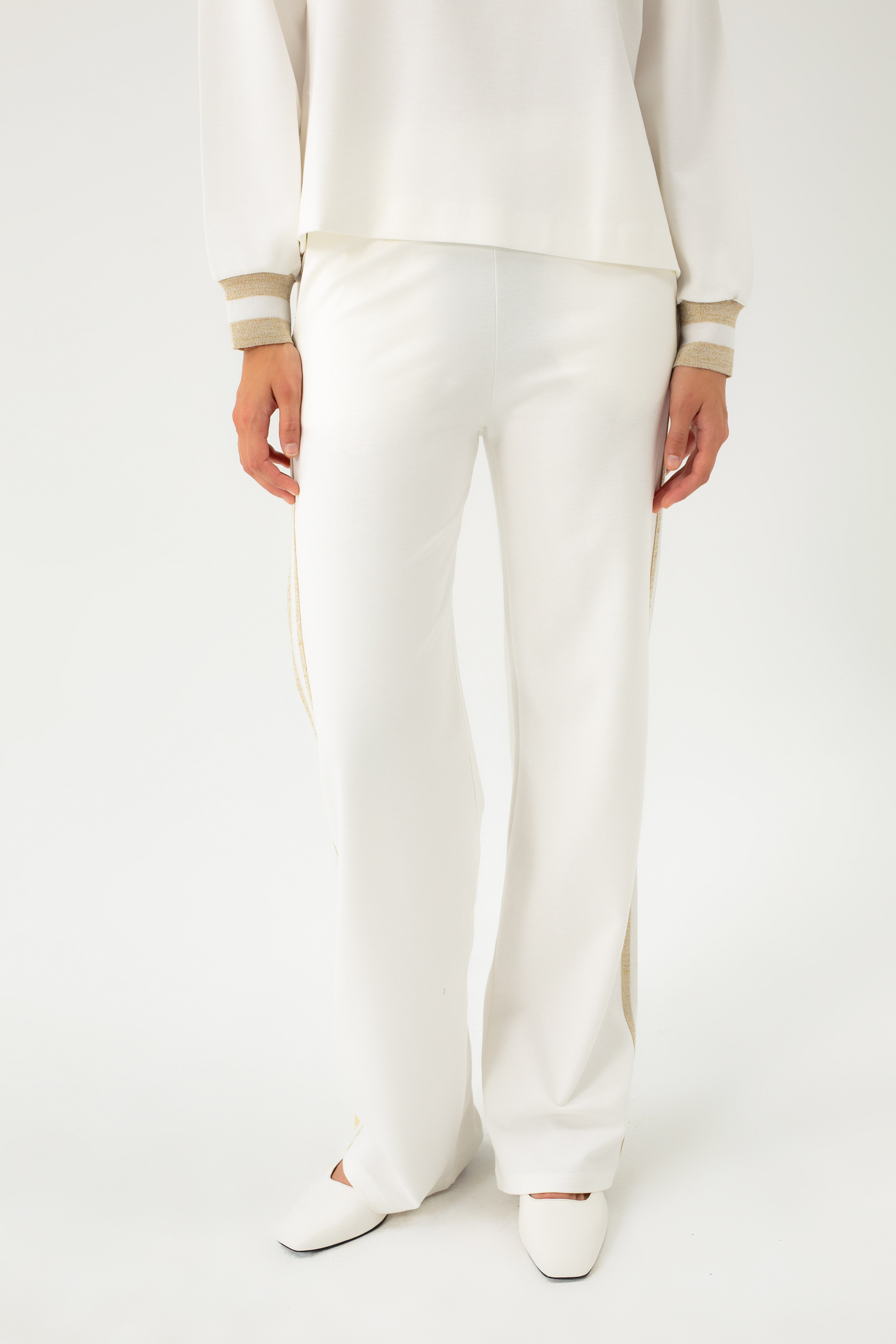 JERSEY WHITE PANTS WITH GOLDEN DETAILS