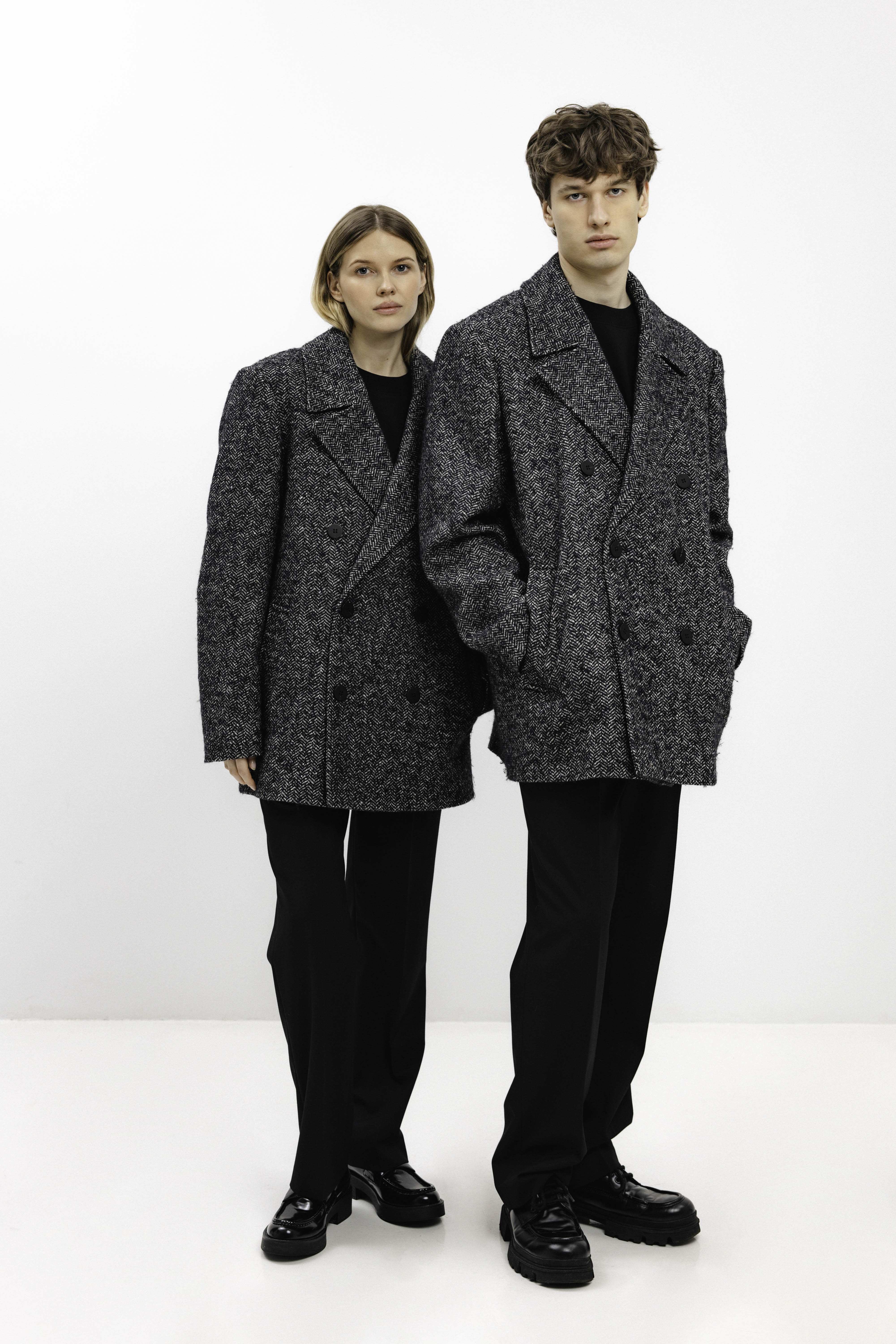 UNISEX DOUBLE-BREASTED WOOL COAT IN HERRINGBONE PATTERN