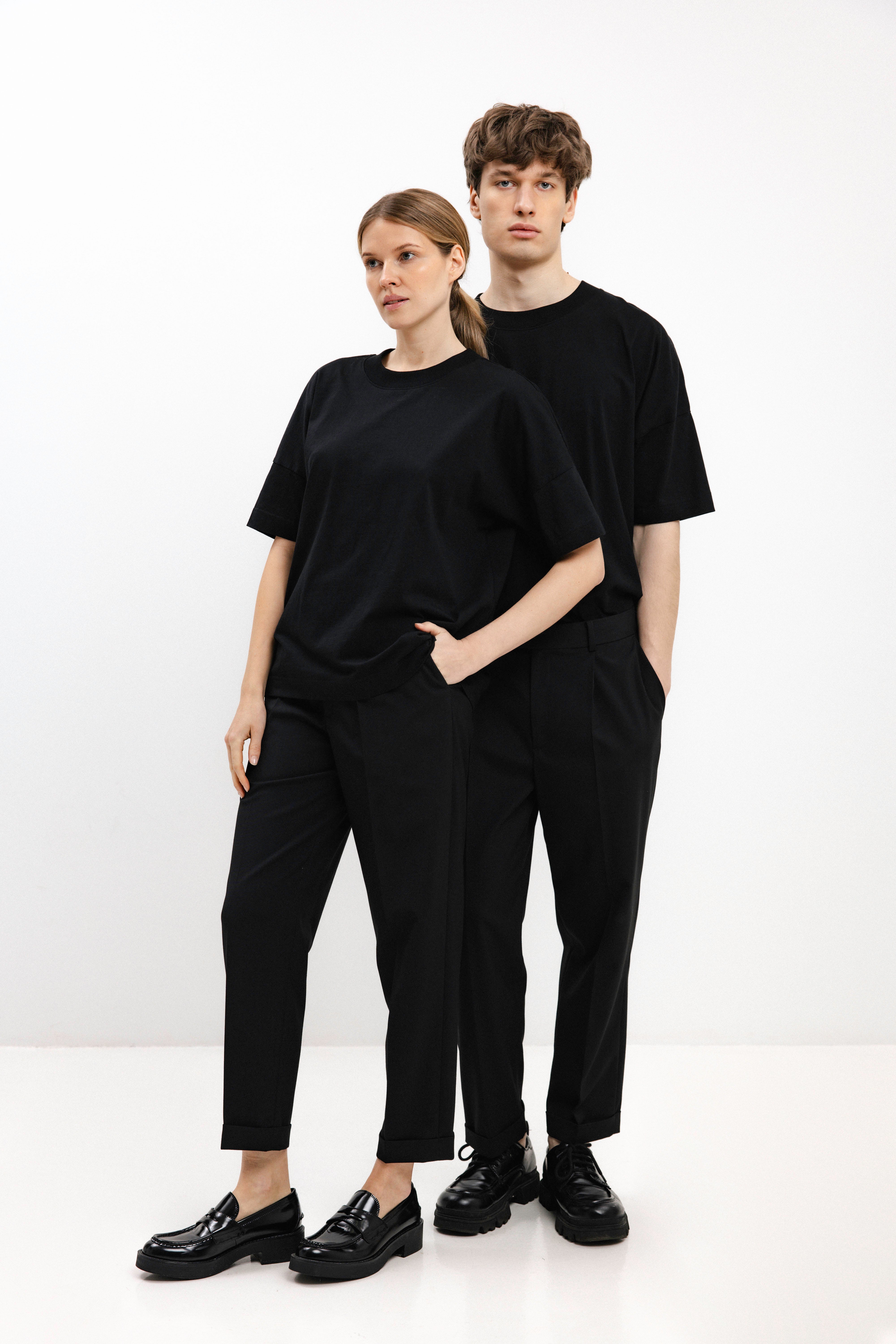 UNISEX JUODOS TRUMPINTOS KELNĖS SU ATLENKTAIS GALAIS