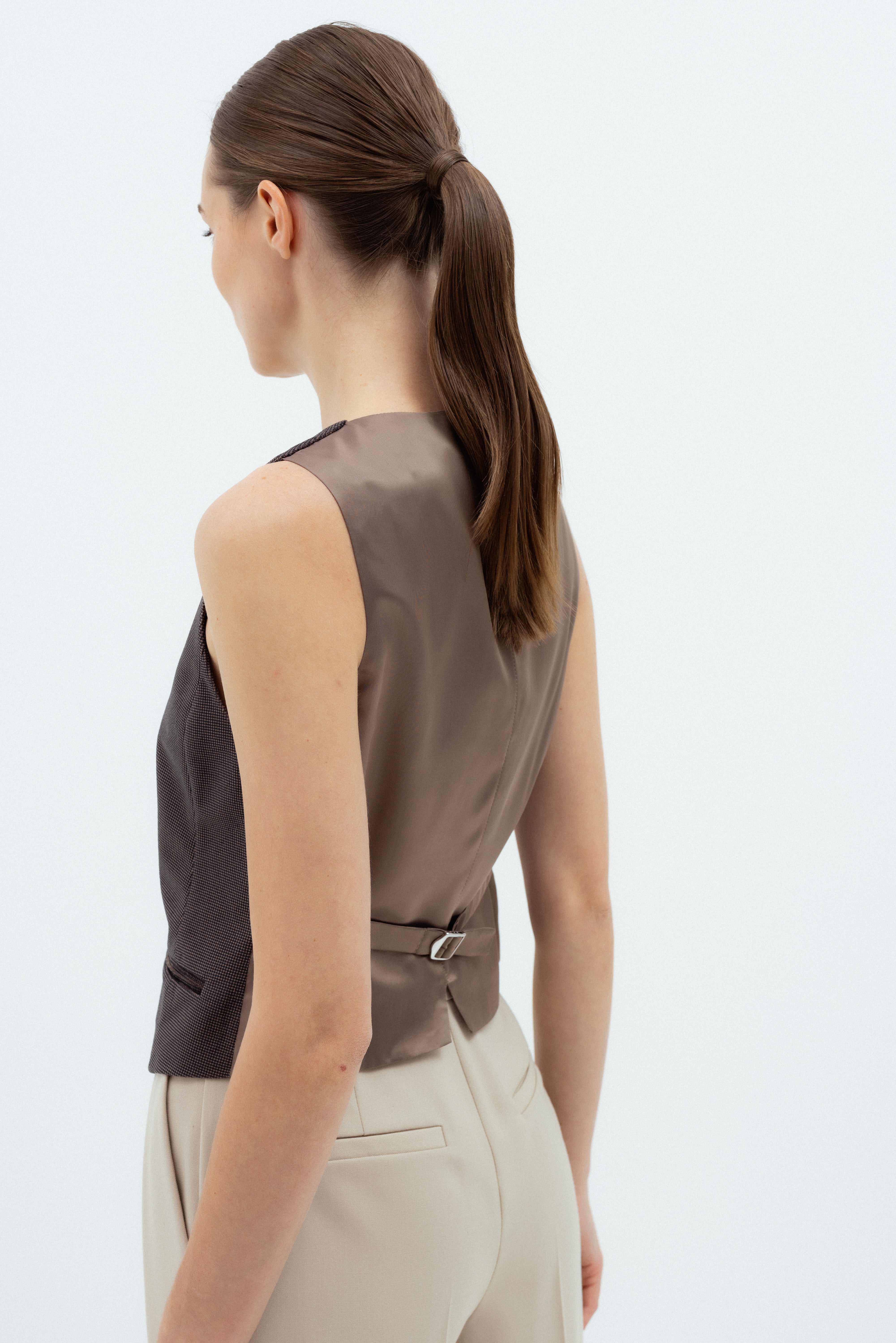BROWN FITTED VEST