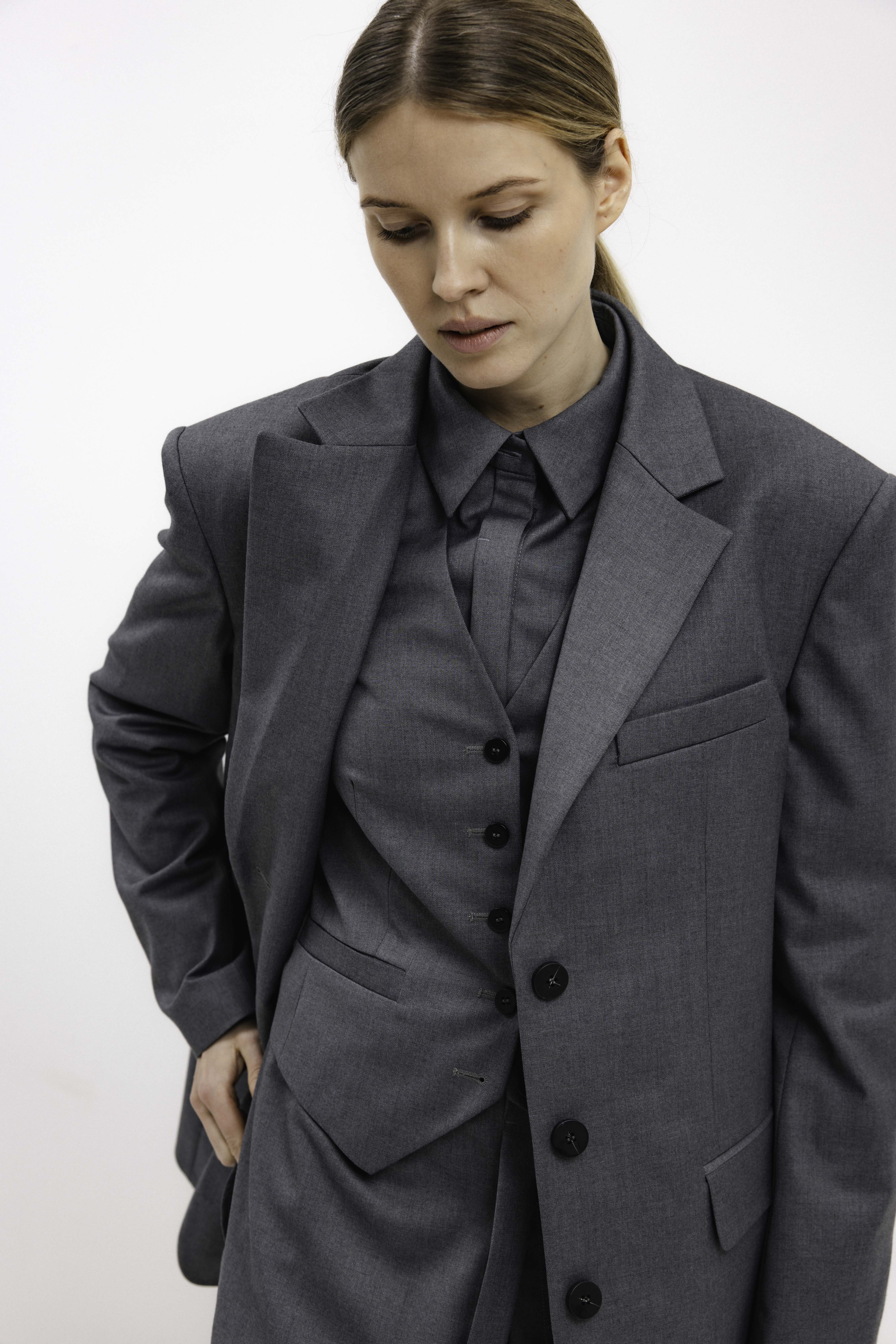 GREY FITTED VEST