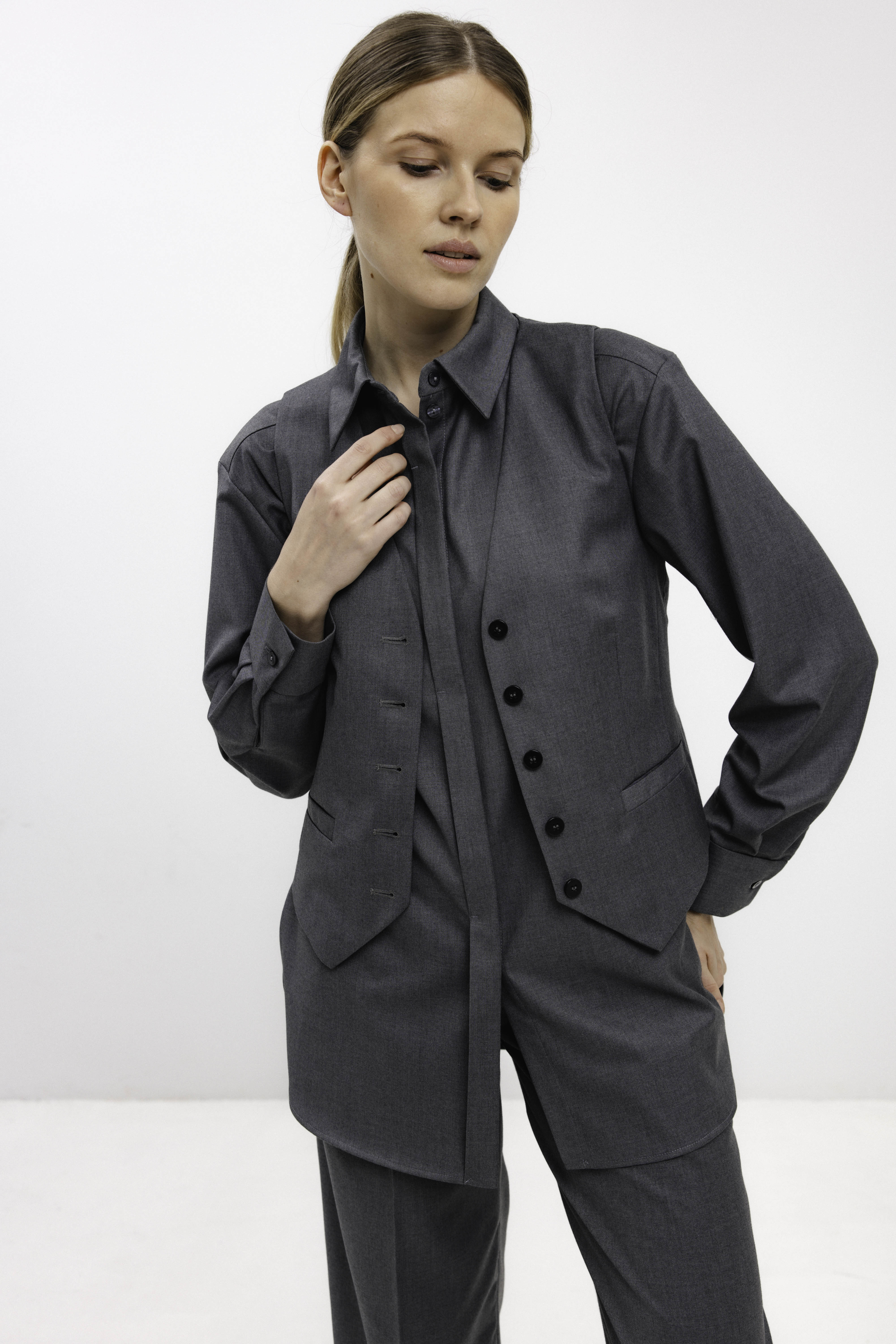 GREY FITTED VEST