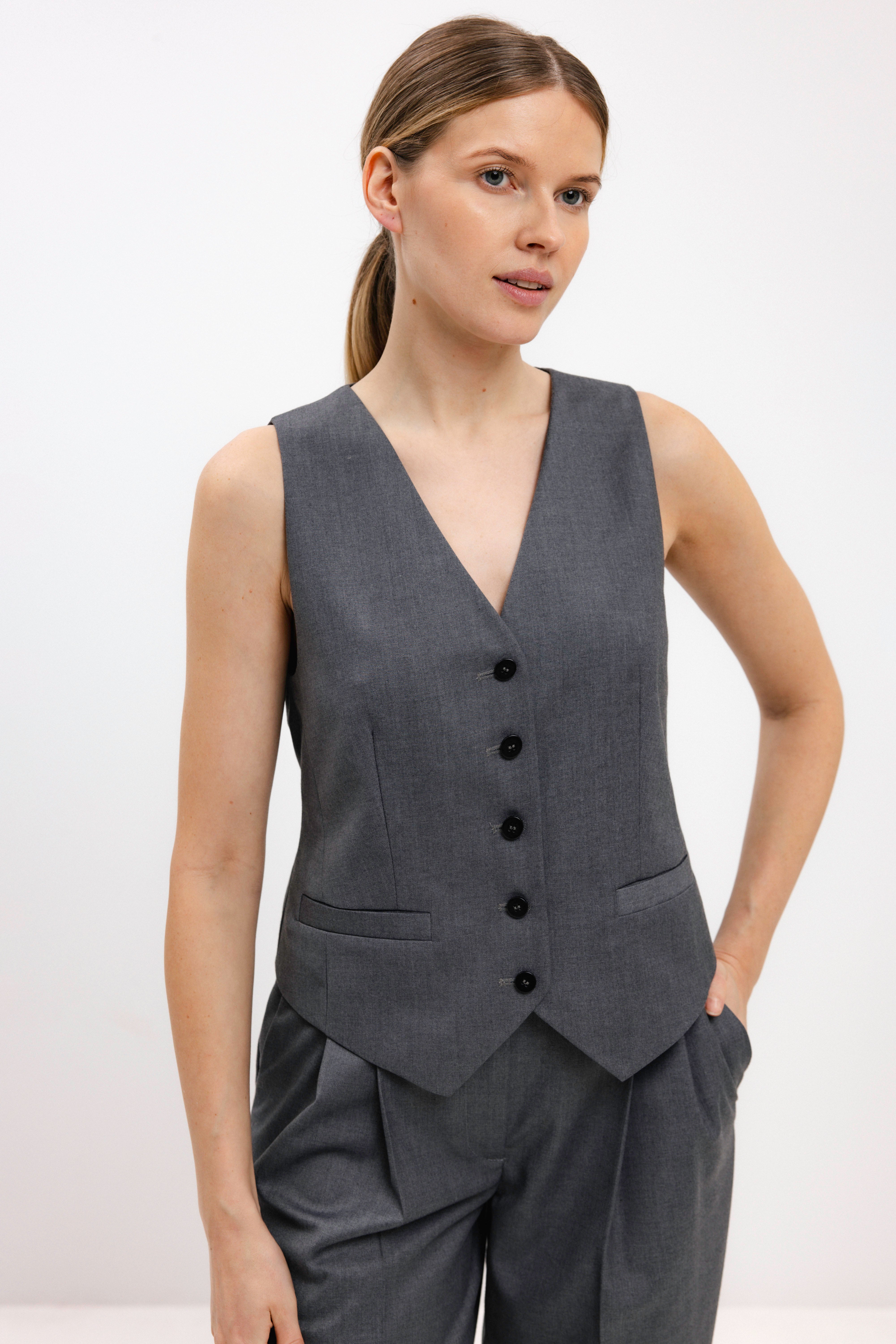 GREY FITTED VEST