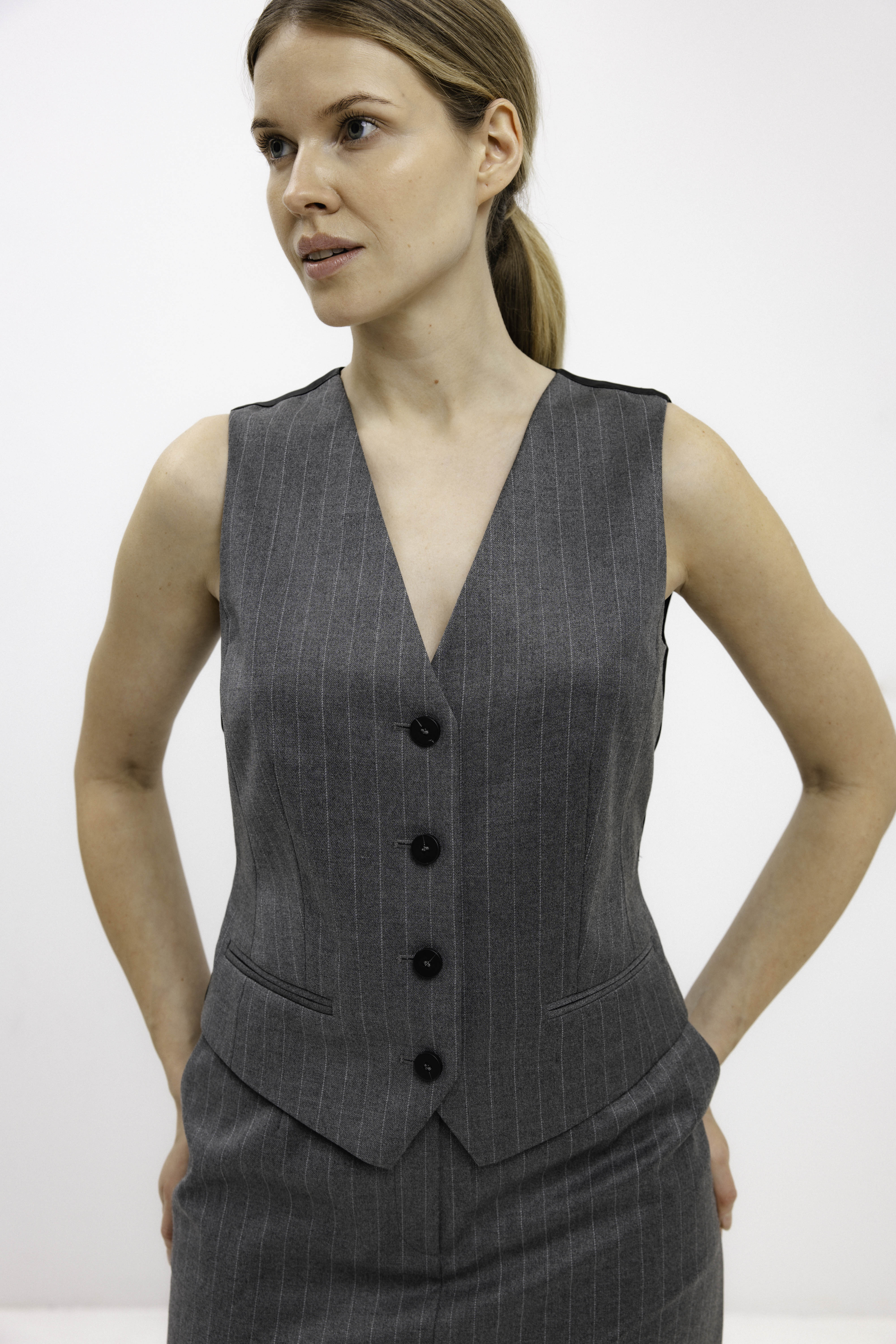 GREY STRIPED FITTED VEST