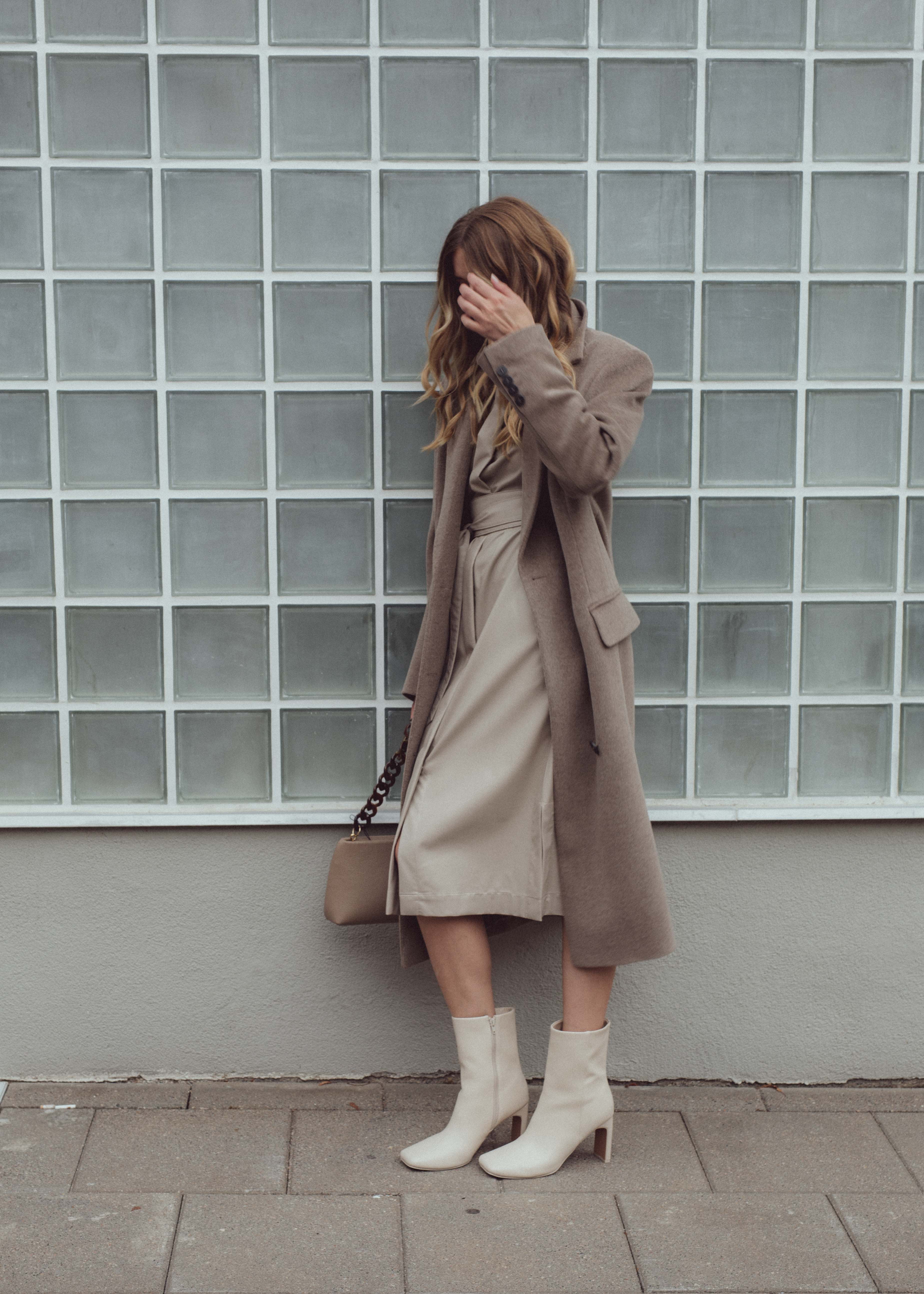 SAND-COLORED DRESS WITH LONG SLEEVE