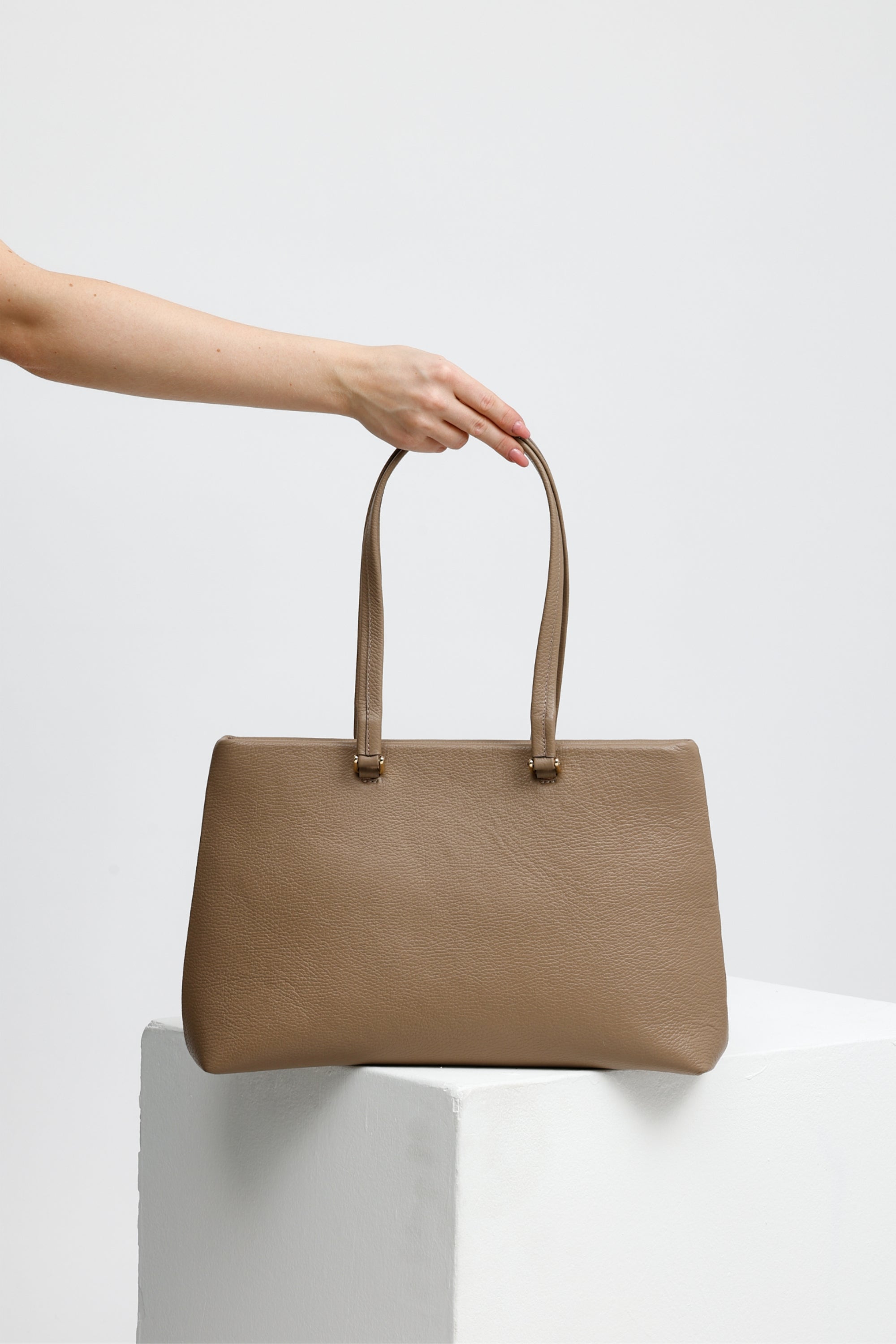 WOMEN'S HANDBAG WITH MAGNETIC CLOSURE BEIGE