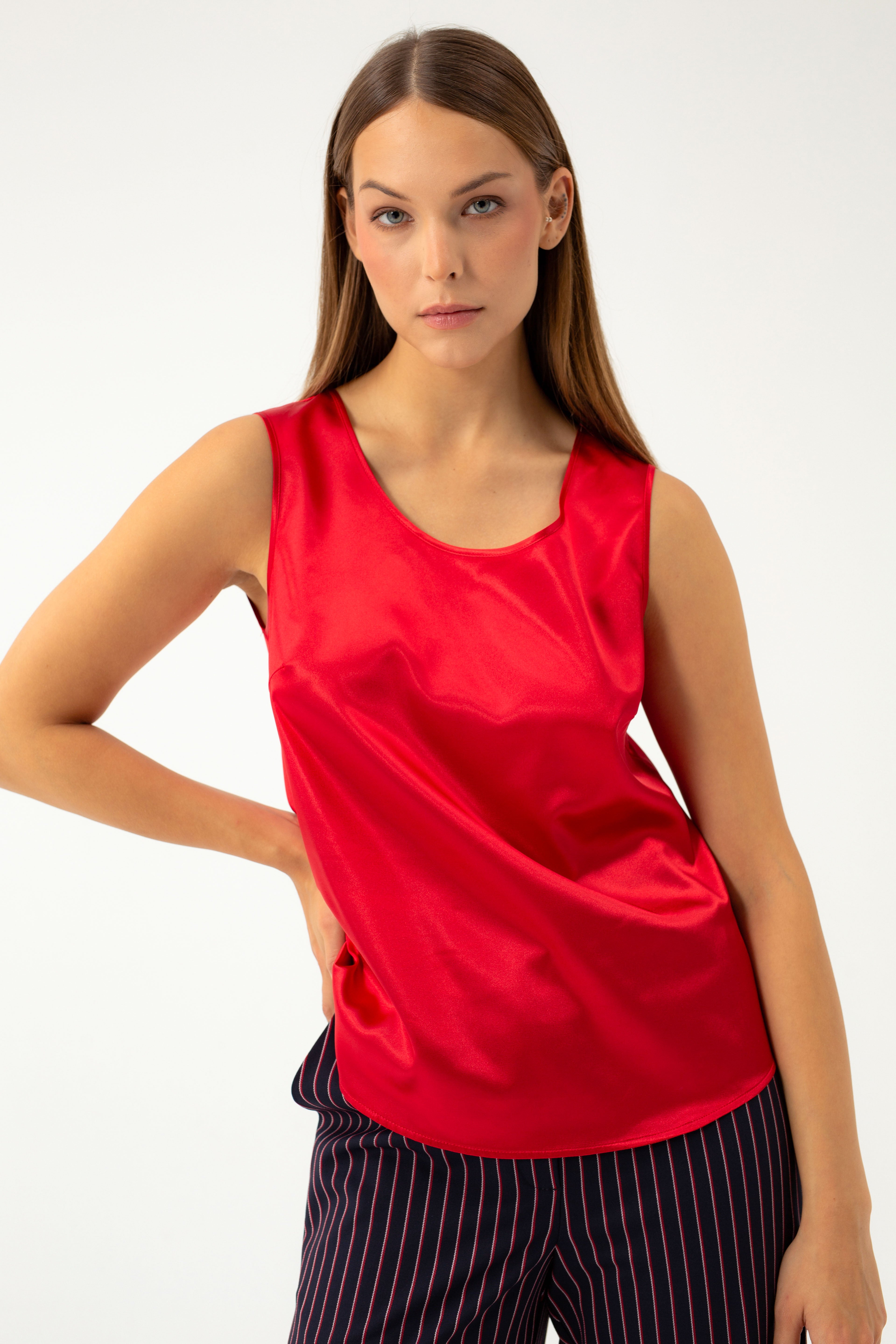 SLEEVELESS TOP IN RED