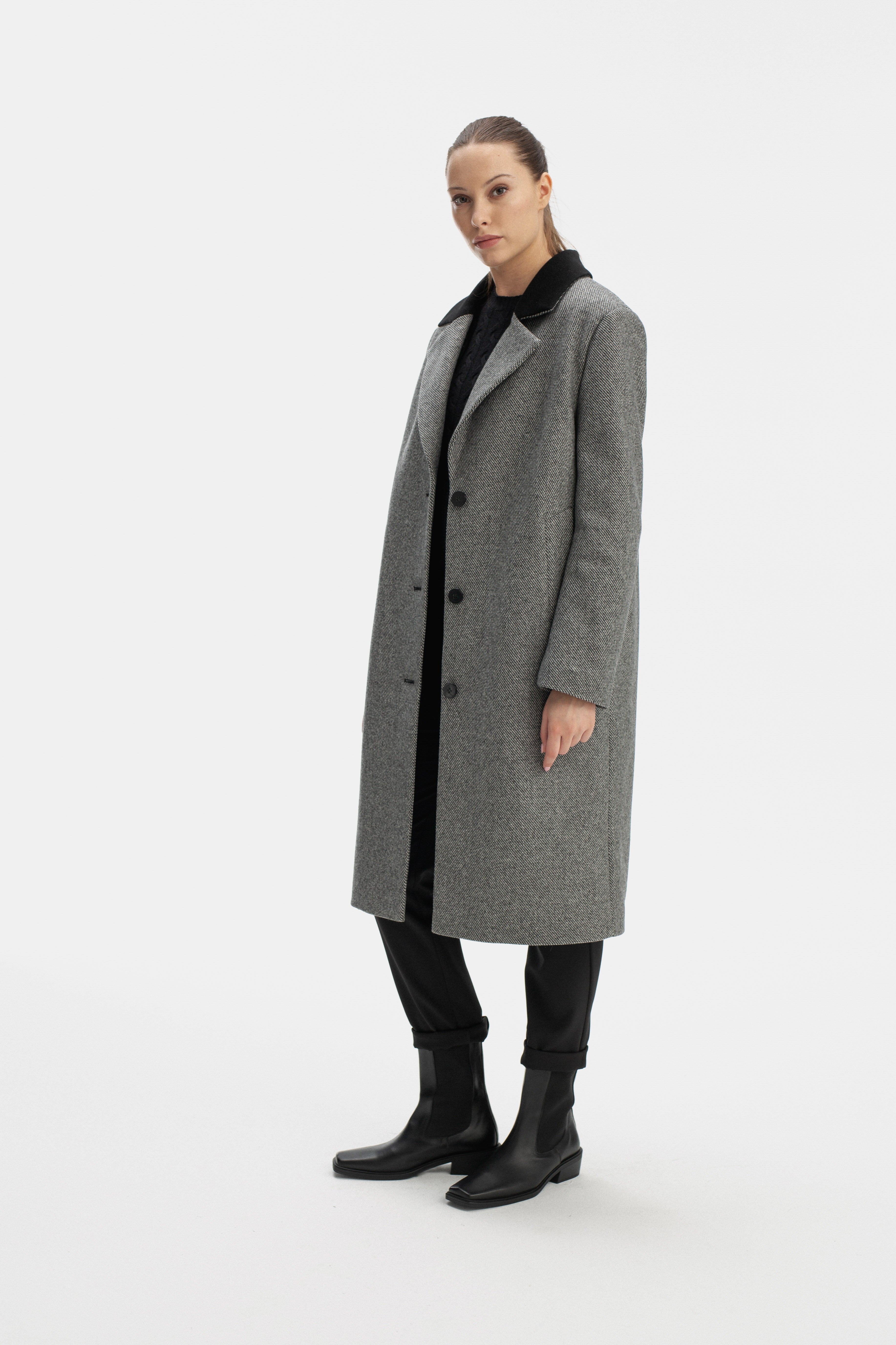 TAILORED GREY COAT WITH BROAD SHOULDERS