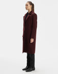 TAILORED BURGUNDY COAT WITH BROAD SHOULDERS