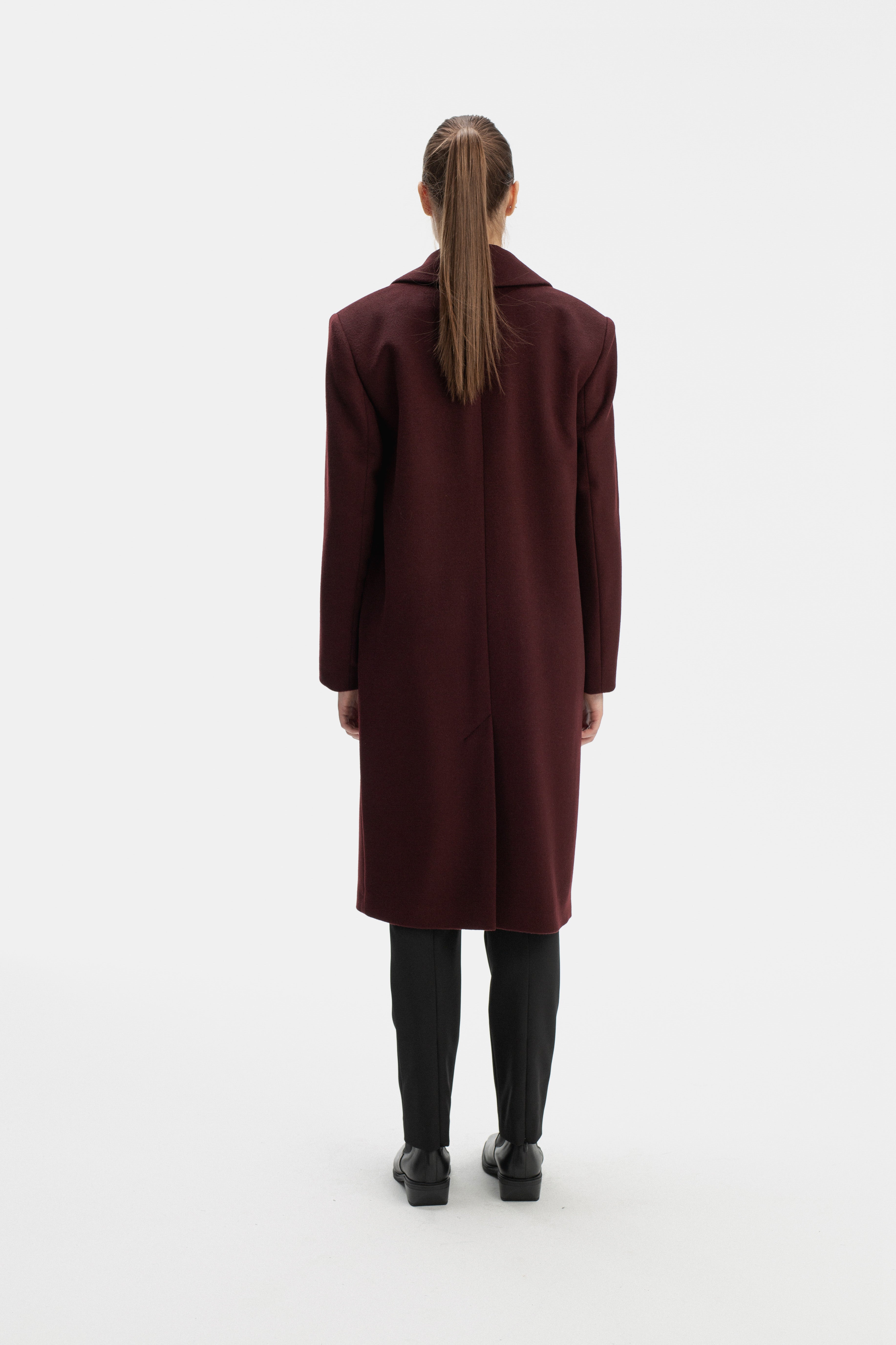 TAILORED BURGUNDY COAT WITH BROAD SHOULDERS