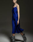 Mėlyna suknelė su petnešėlėmis