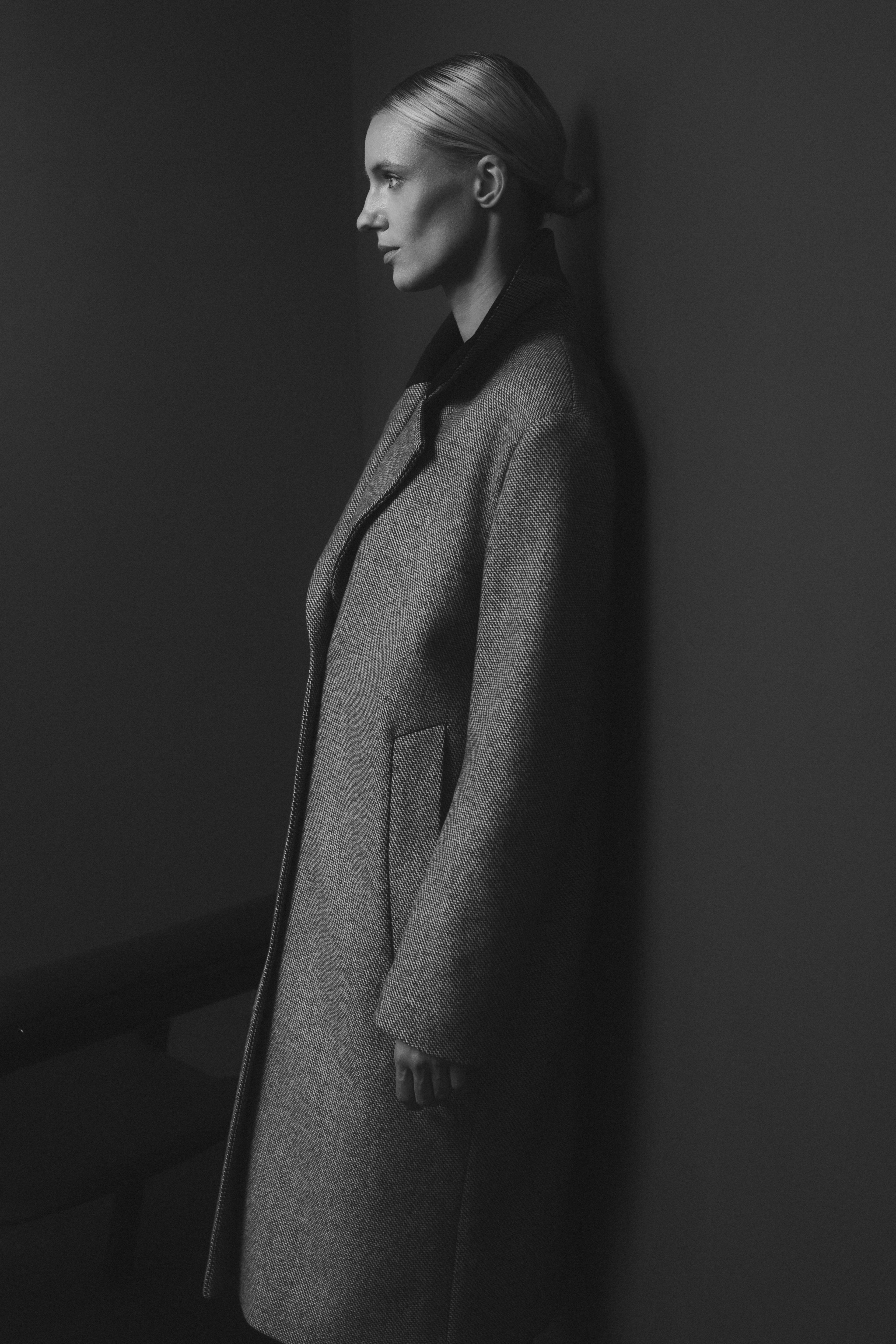 TAILORED GREY COAT WITH BROAD SHOULDERS