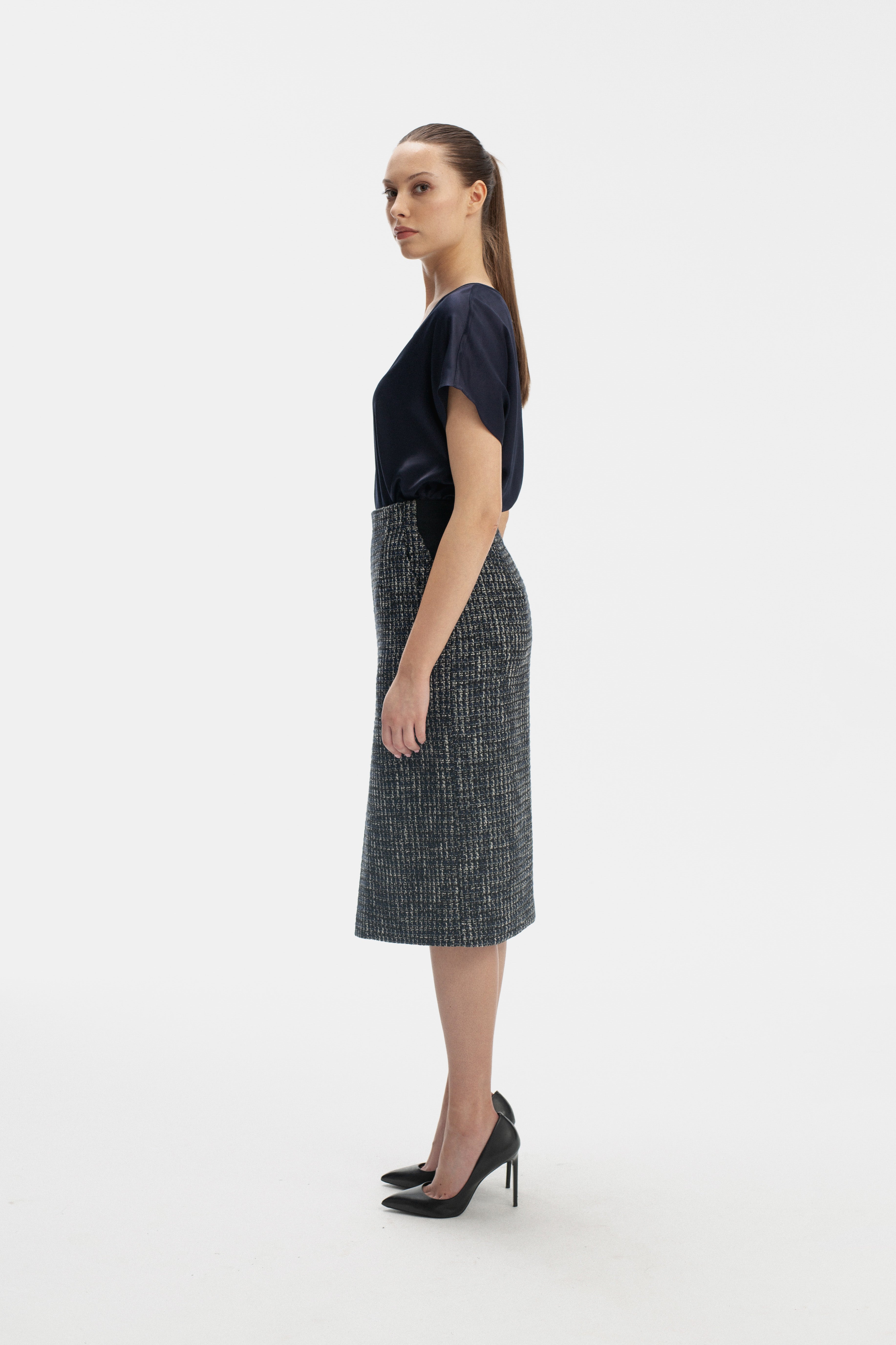 TEXTURED STRAIGHT SILHOUETTE SKIRT