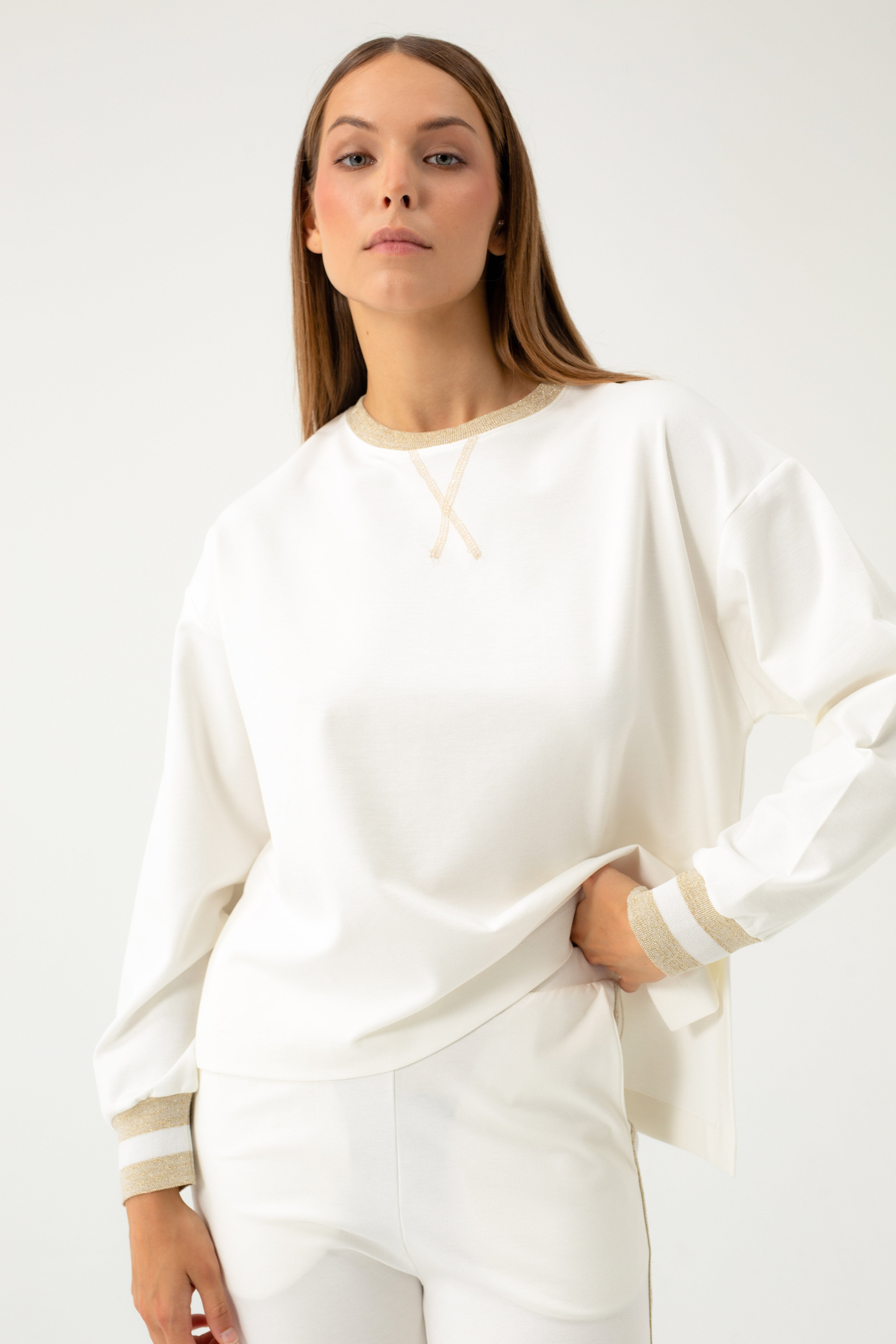 OVERSIZED WHITE BLOUSE WITH GOLDEN DETAILS
