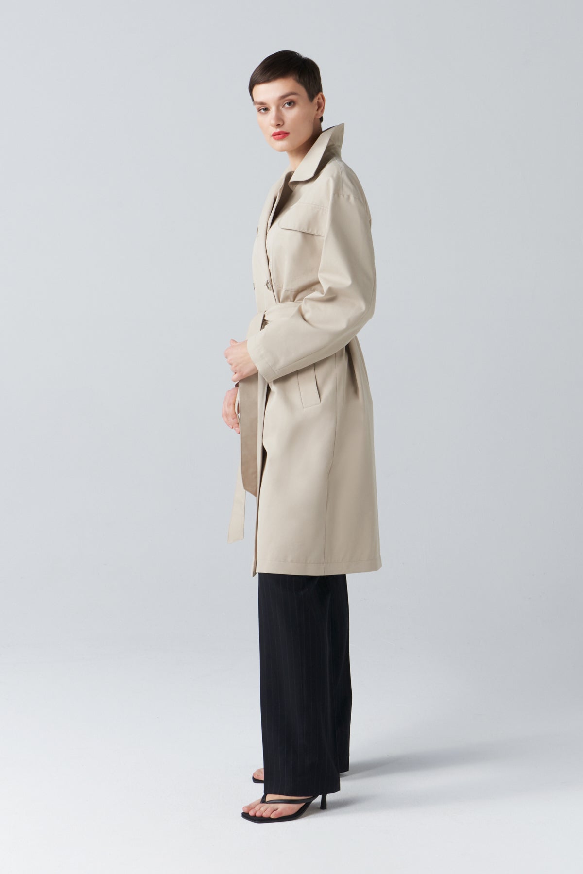 BELTED COTTON TRENCH COAT IN BEIGE