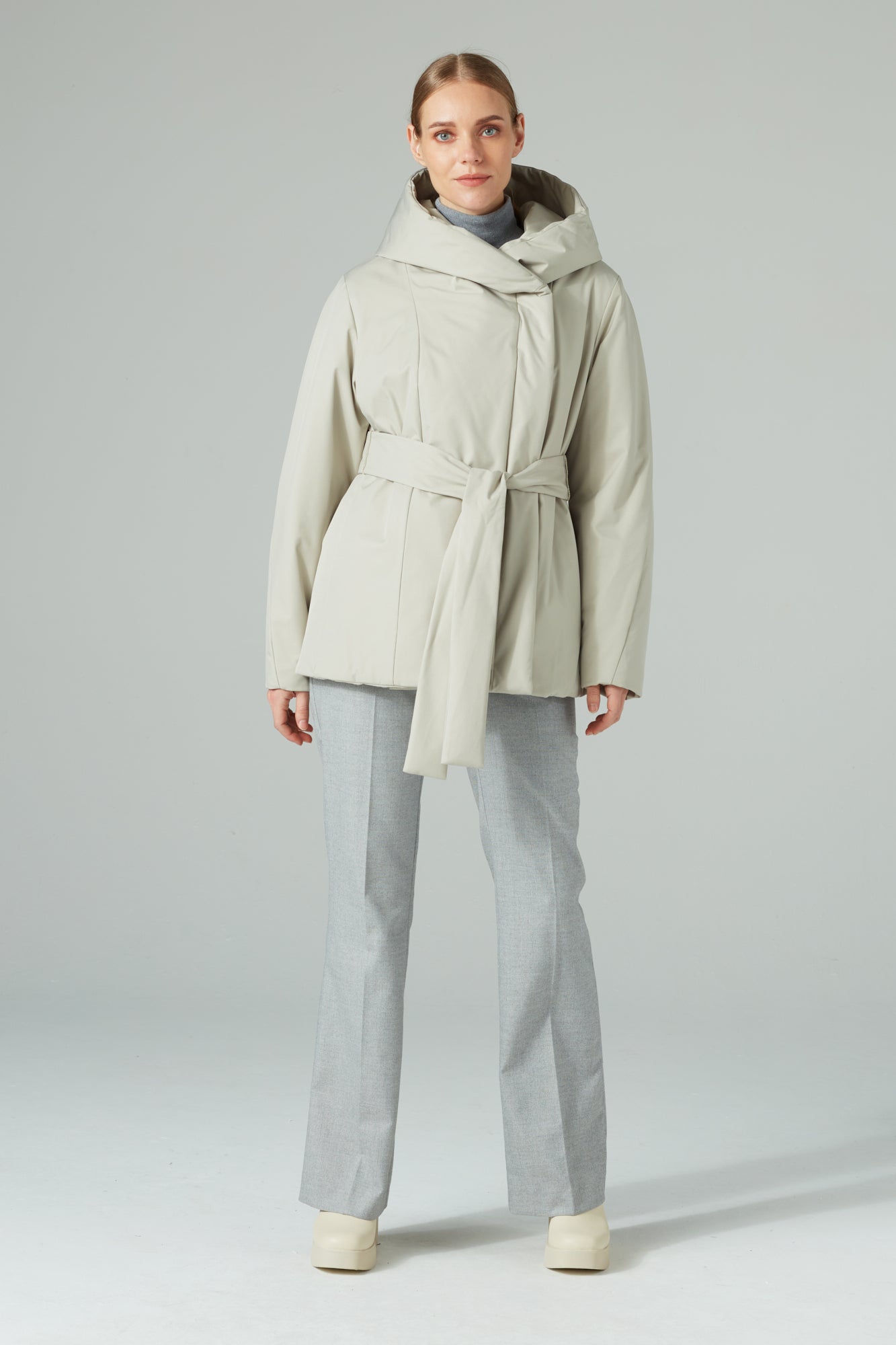 SHORT AND BELTED PUFFER JACKET WITH CAMEL WOOL LIGHT STONE